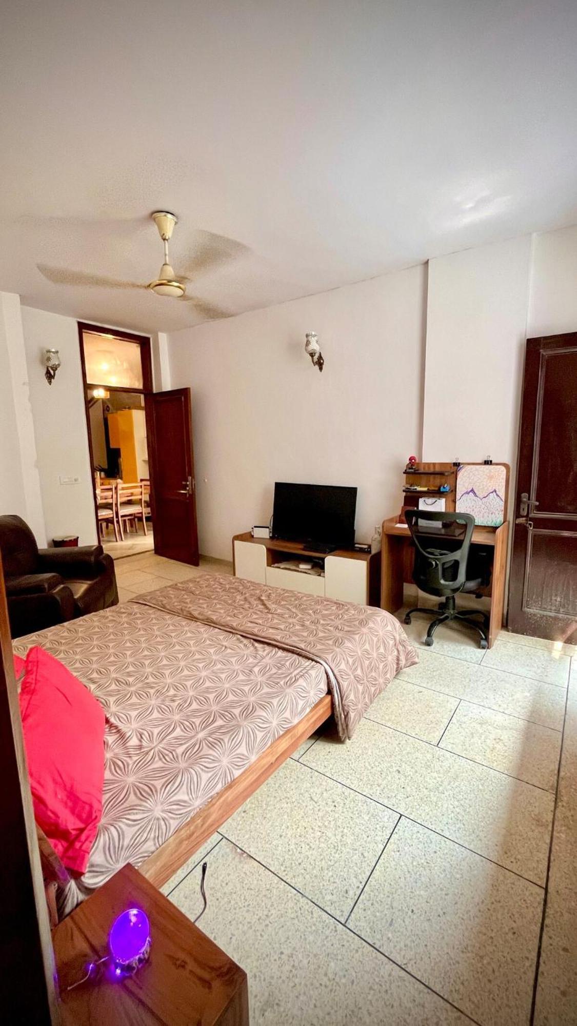 Apartment 3bhk Grand Party House Prime Location With Parking New Delhi