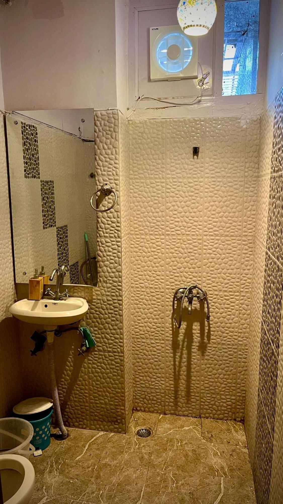 3bhk Grand Party House Prime Location With Parking * New Delhi