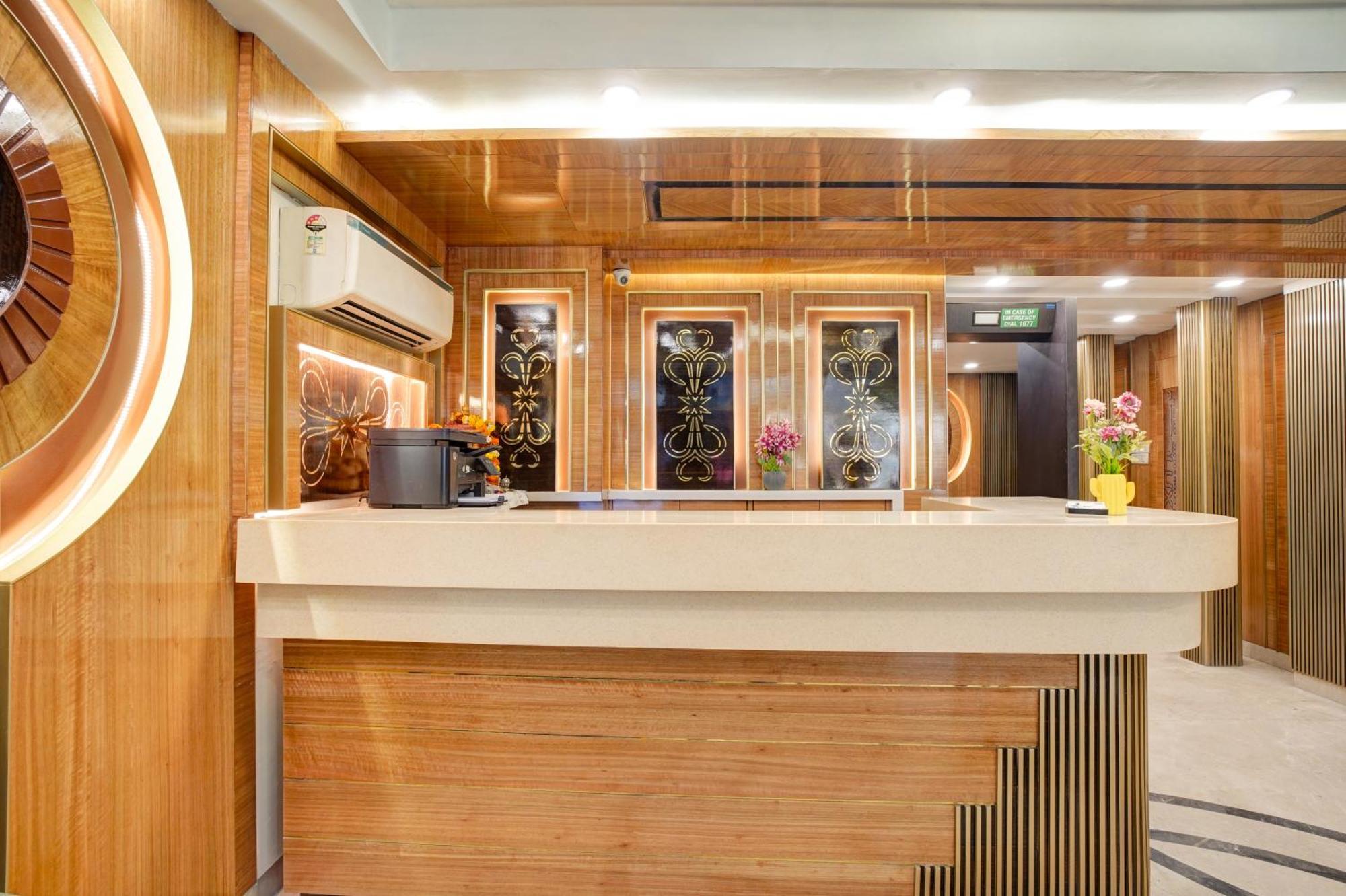 Just Renovated - Krishna Palace With Parking & Only 2 Mins Walk From Metro Hotel 4*