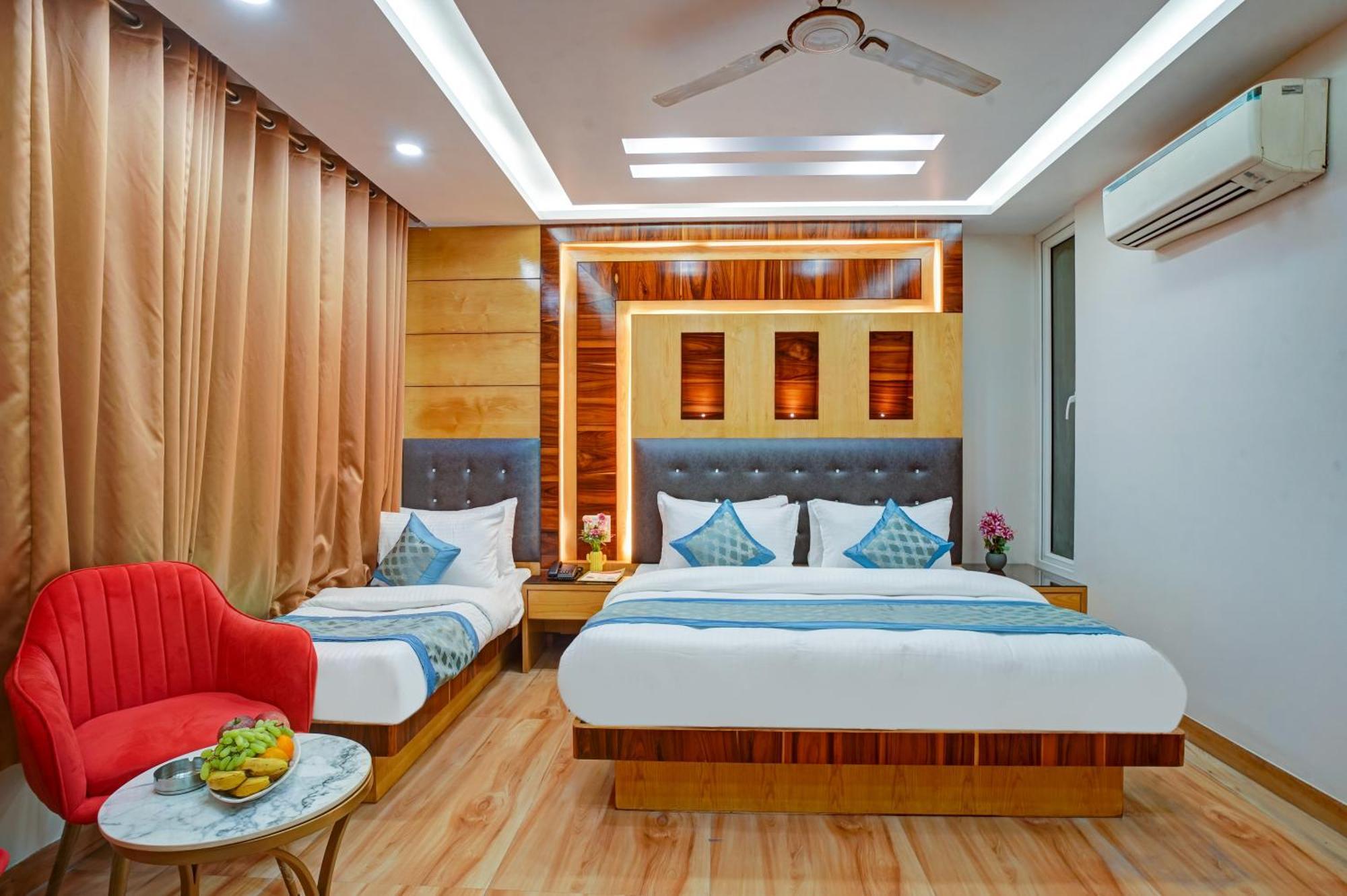 Hotel Just Renovated - Krishna Palace With Parking & Only 2 Mins Walk From Metro