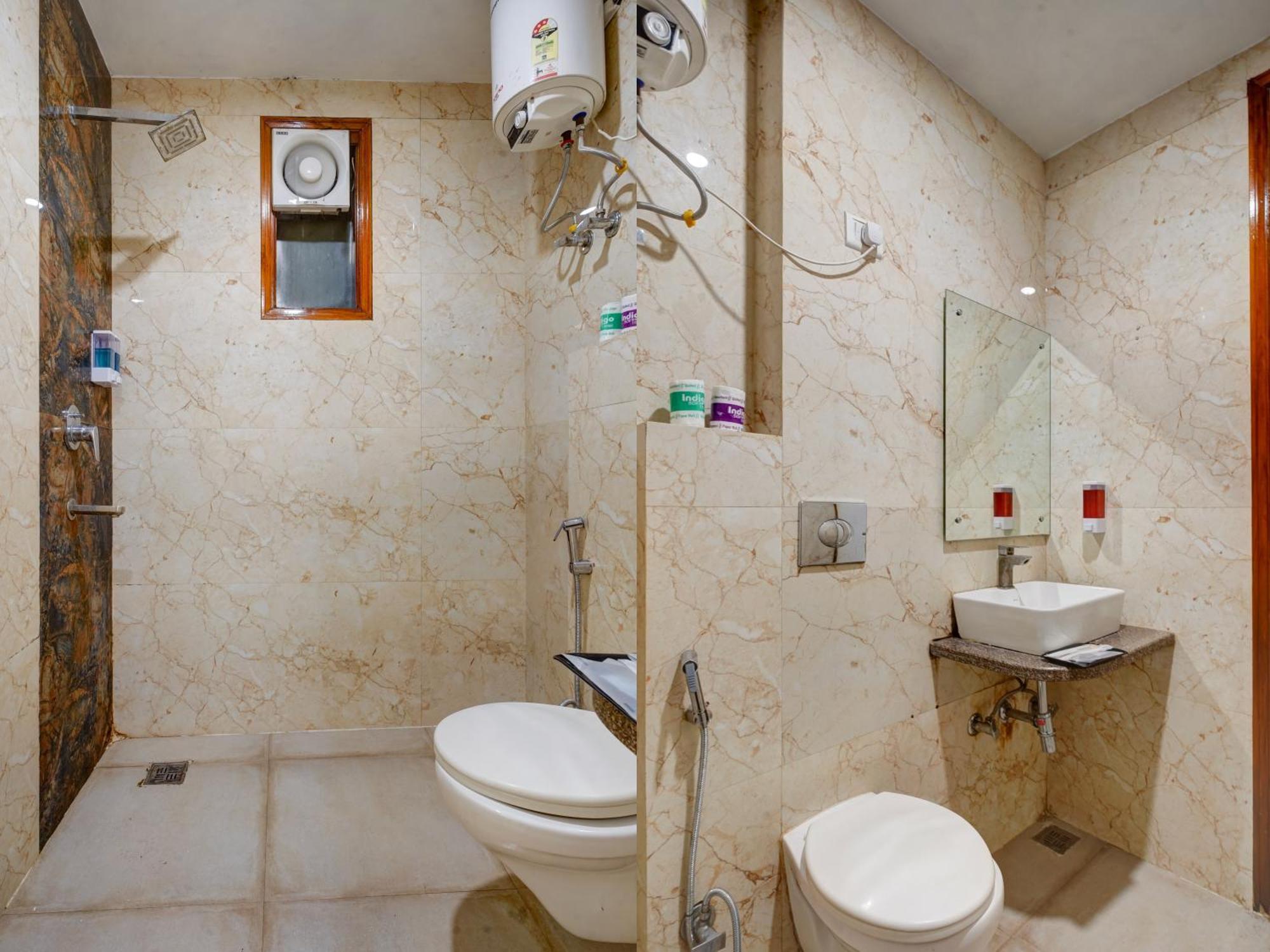 Just Renovated - Krishna Palace With Parking & Only 2 Mins Walk From Metro Hotel 4*