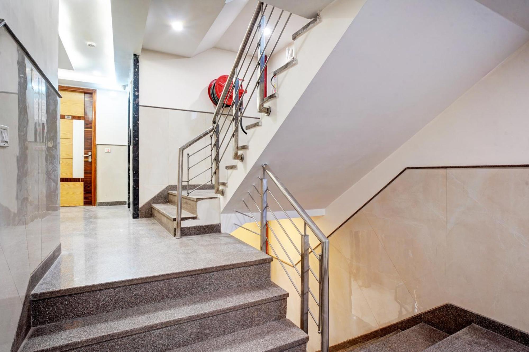 Just Renovated - Krishna Palace With Parking & Only 2 Mins Walk From Metro Hotel New Delhi