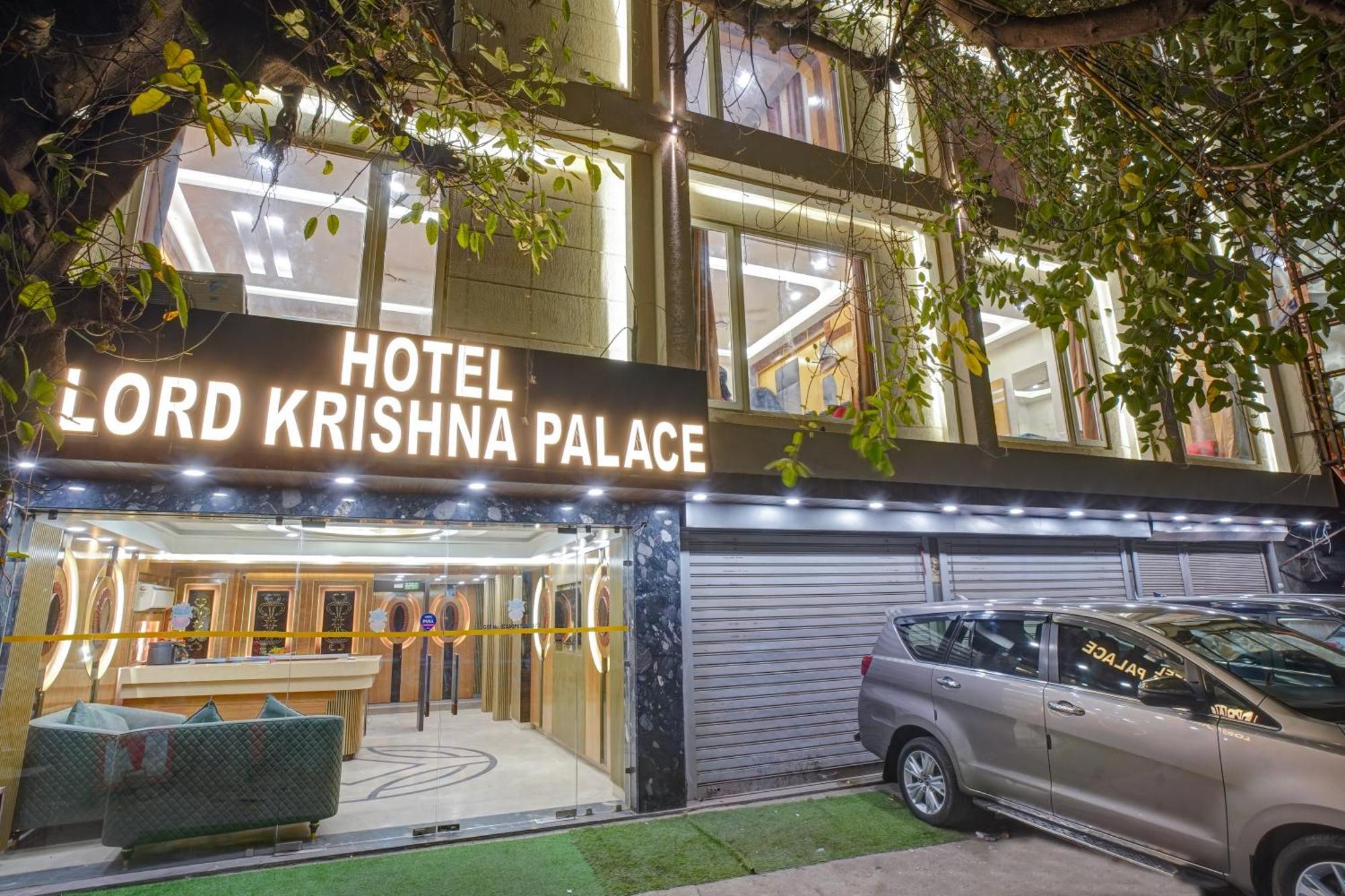 Just Renovated - Krishna Palace With Parking & Only 2 Mins Walk From Metro Hotel 4*