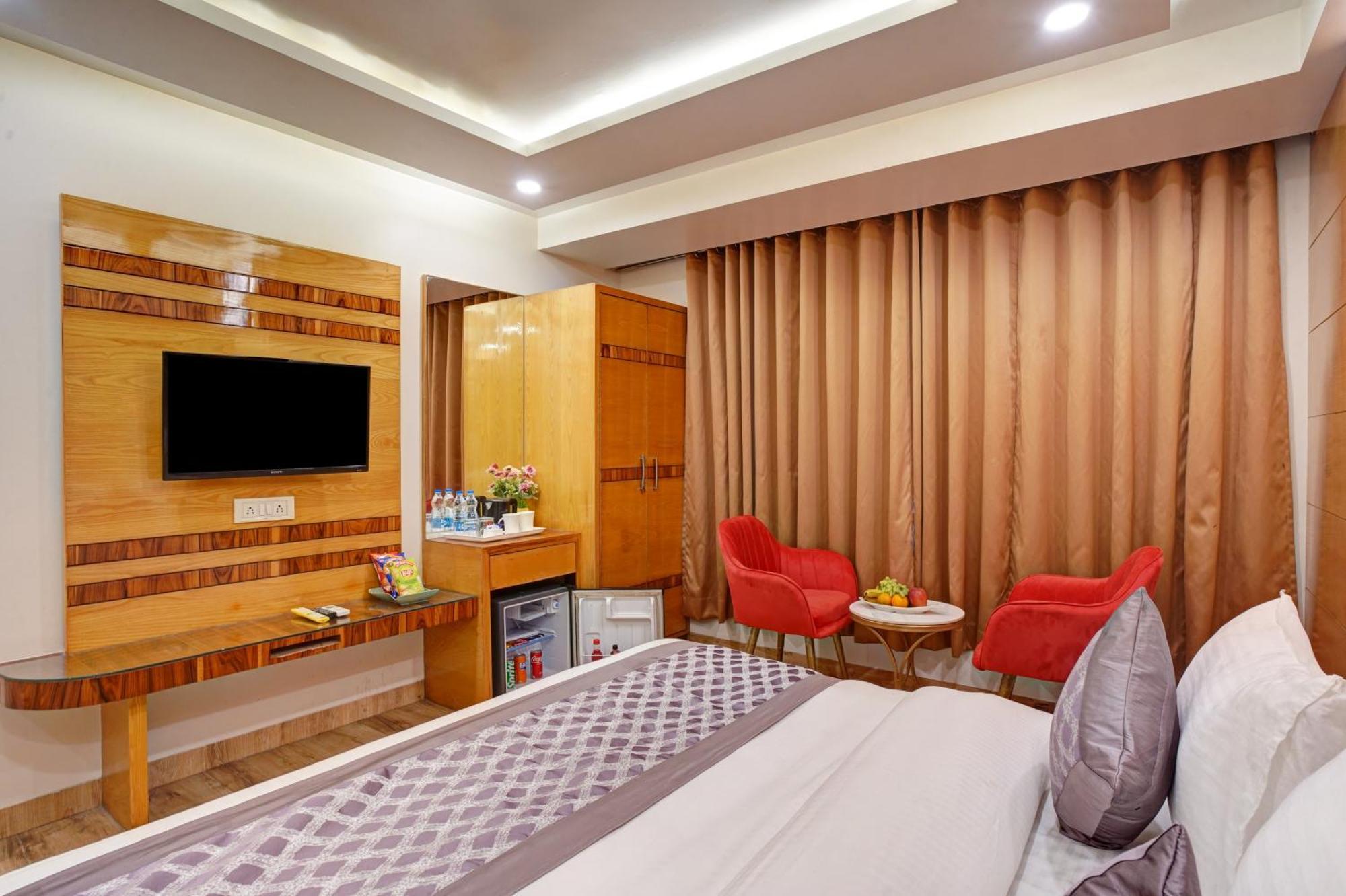 Hotel Just Renovated - Krishna Palace With Parking & Only 2 Mins Walk From Metro 4*