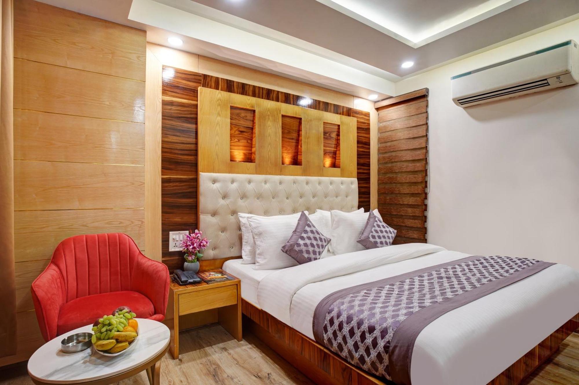 Hotel Just Renovated - Krishna Palace With Parking & Only 2 Mins Walk From Metro New Delhi