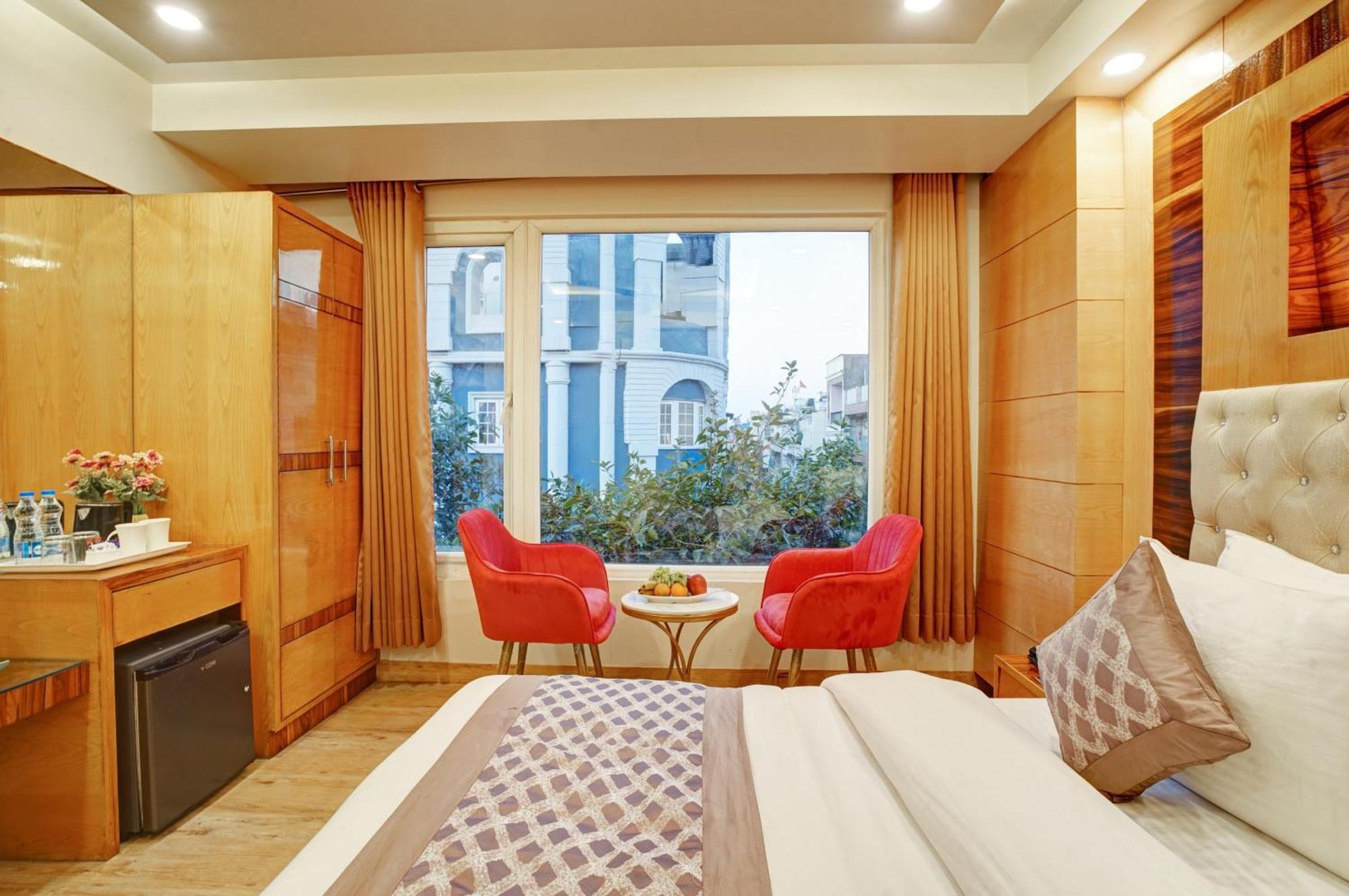 Just Renovated - Krishna Palace With Parking & Only 2 Mins Walk From Metro 4*