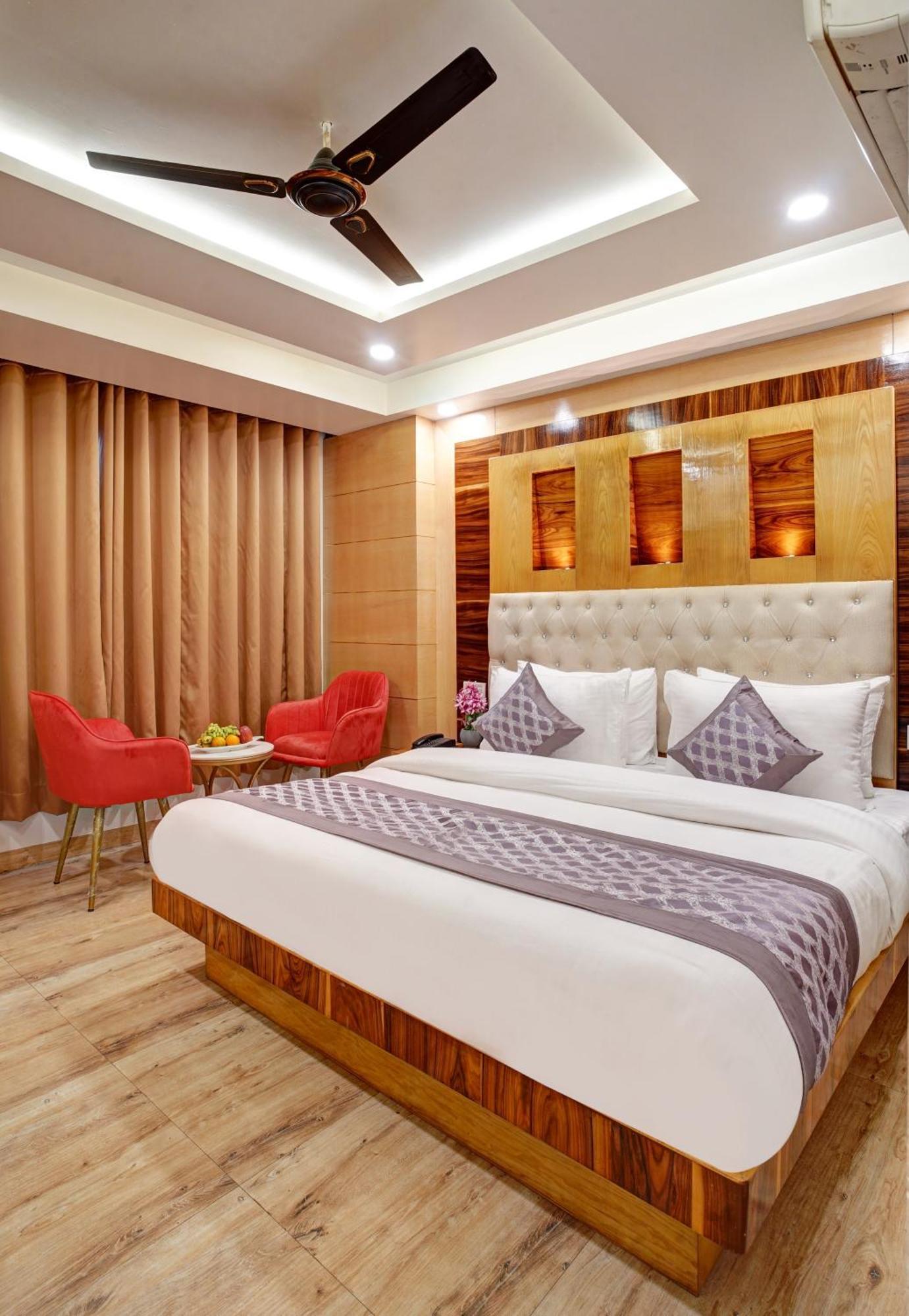 Just Renovated - Krishna Palace With Parking & Only 2 Mins Walk From Metro 4* New Delhi