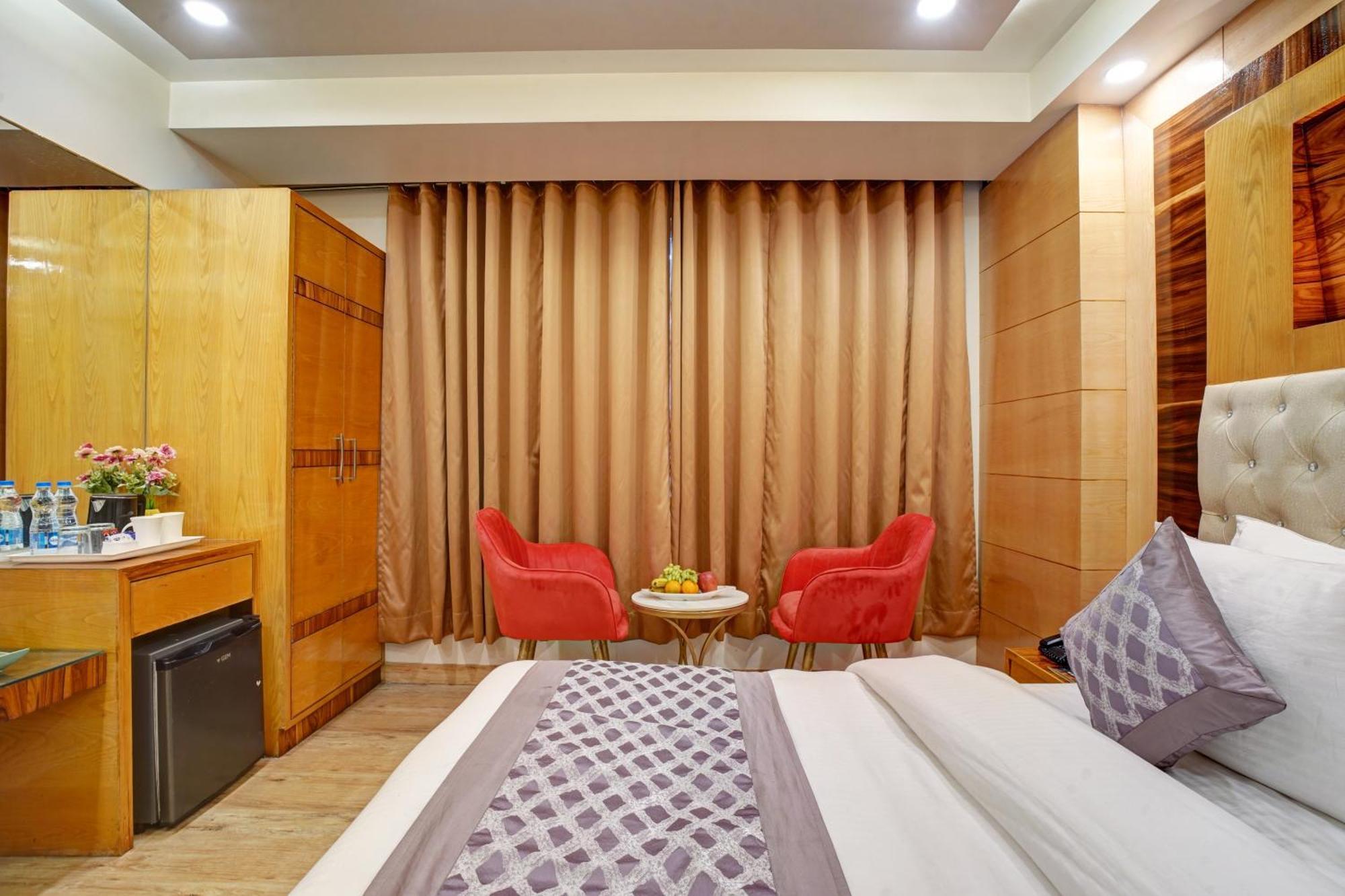 Just Renovated - Krishna Palace With Parking & Only 2 Mins Walk From Metro Hotel