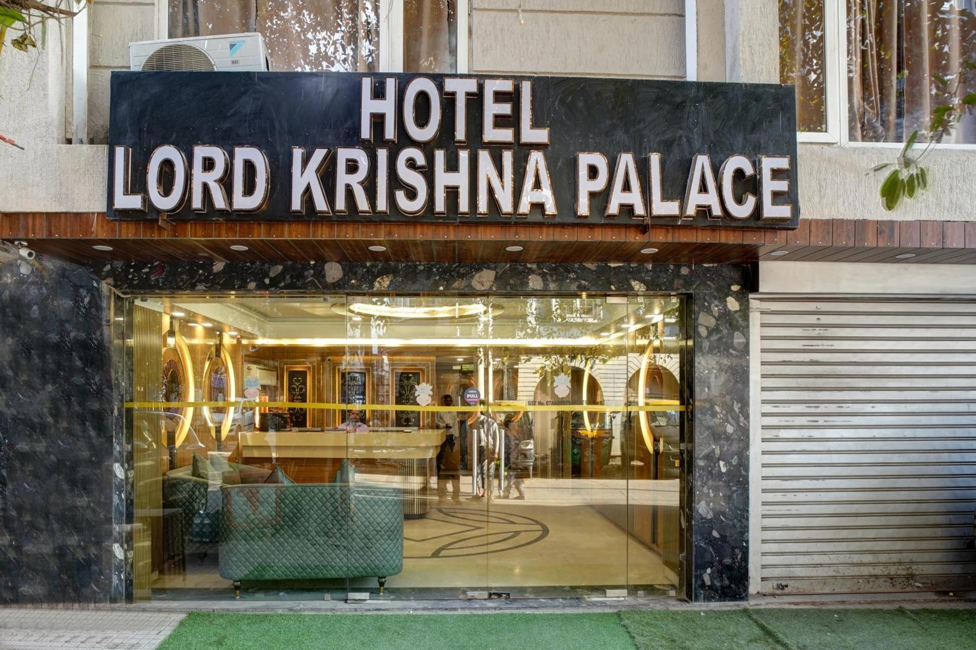 Just Renovated - Krishna Palace With Parking & Only 2 Mins Walk From Metro Hotel 4*