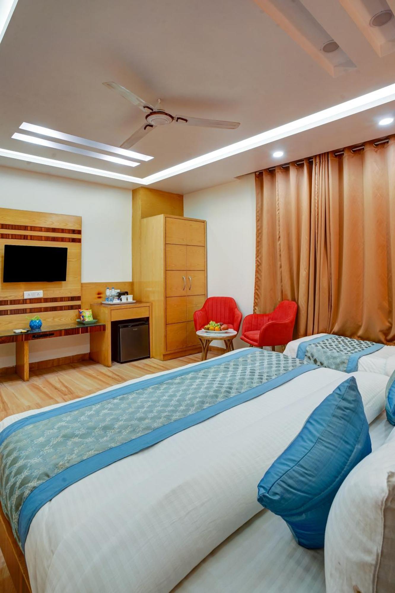 Hotel Just Renovated - Krishna Palace With Parking & Only 2 Mins Walk From Metro 4*
