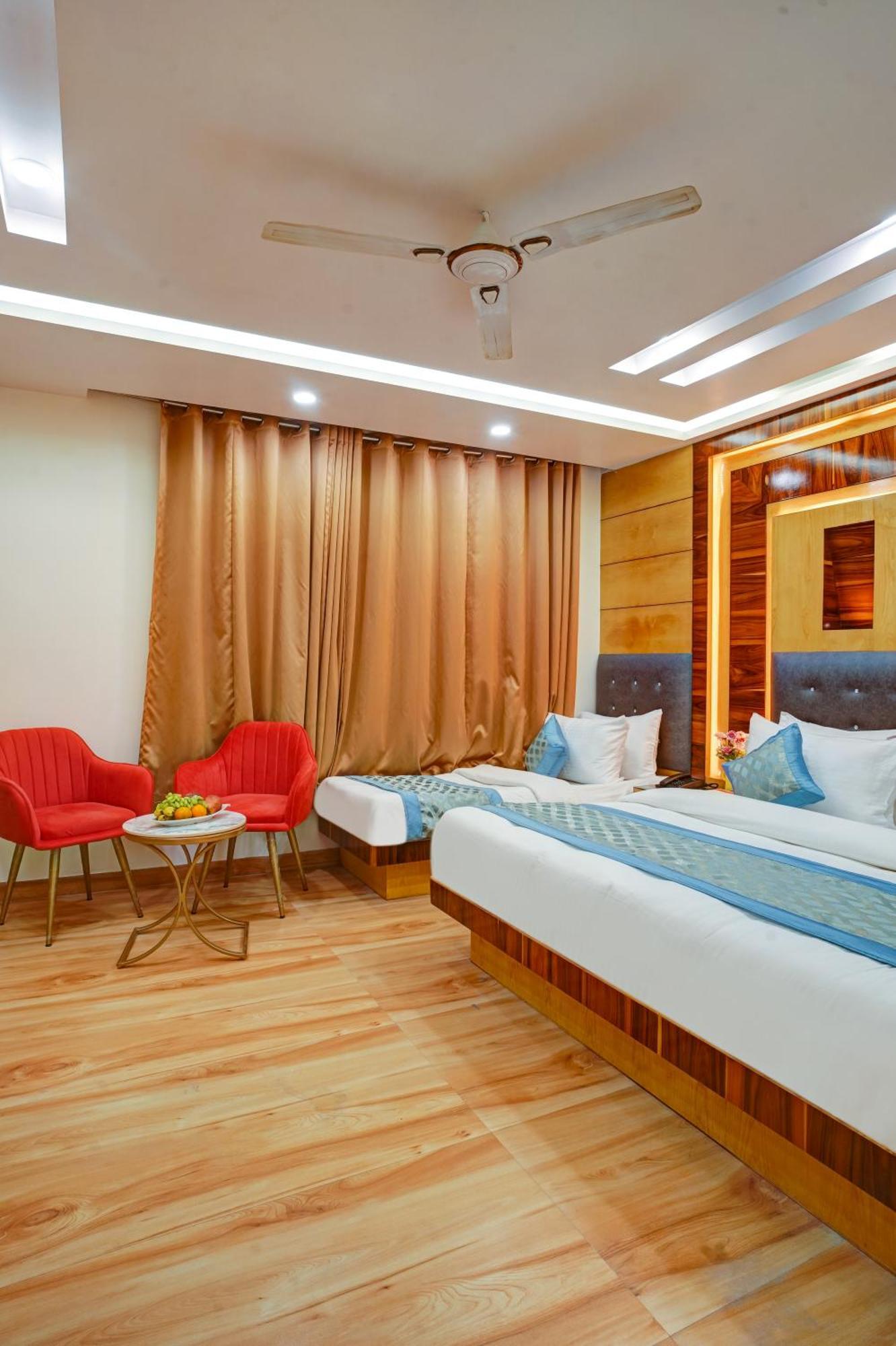 Hotel Just Renovated - Krishna Palace With Parking & Only 2 Mins Walk From Metro New Delhi