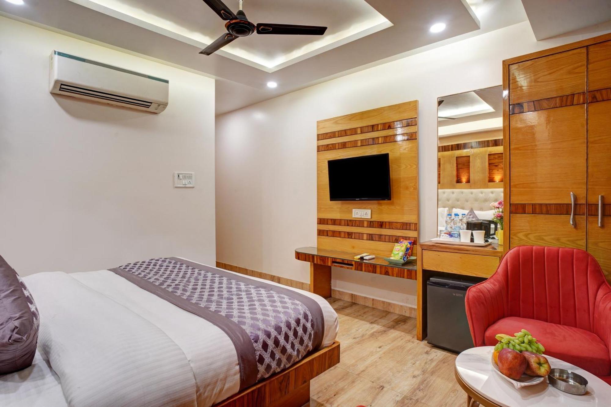 Just Renovated - Krishna Palace With Parking & Only 2 Mins Walk From Metro Hotel