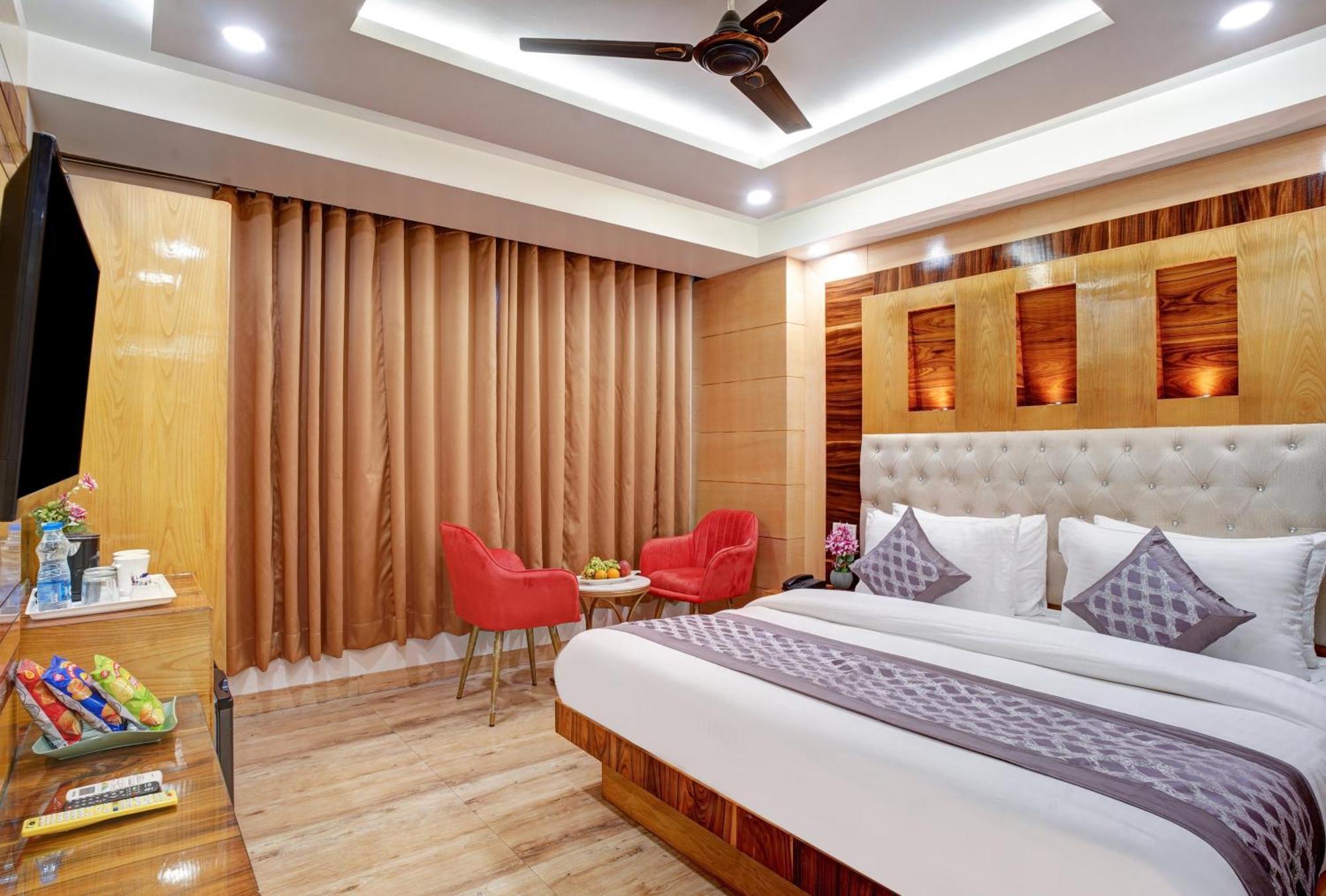 Hotel Just Renovated - Krishna Palace With Parking & Only 2 Mins Walk From Metro