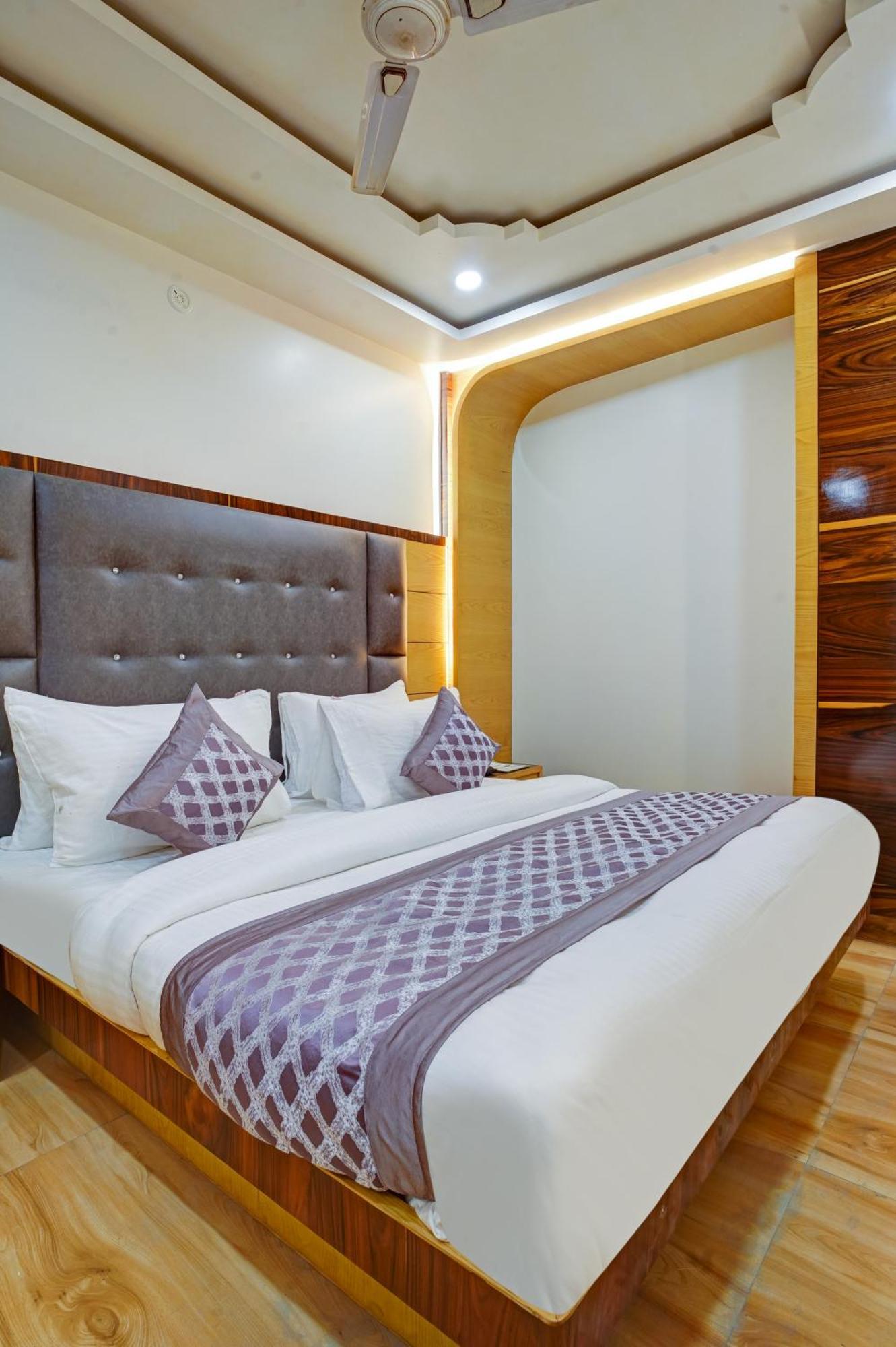 Just Renovated - Krishna Palace With Parking & Only 2 Mins Walk From Metro Hotel 4*