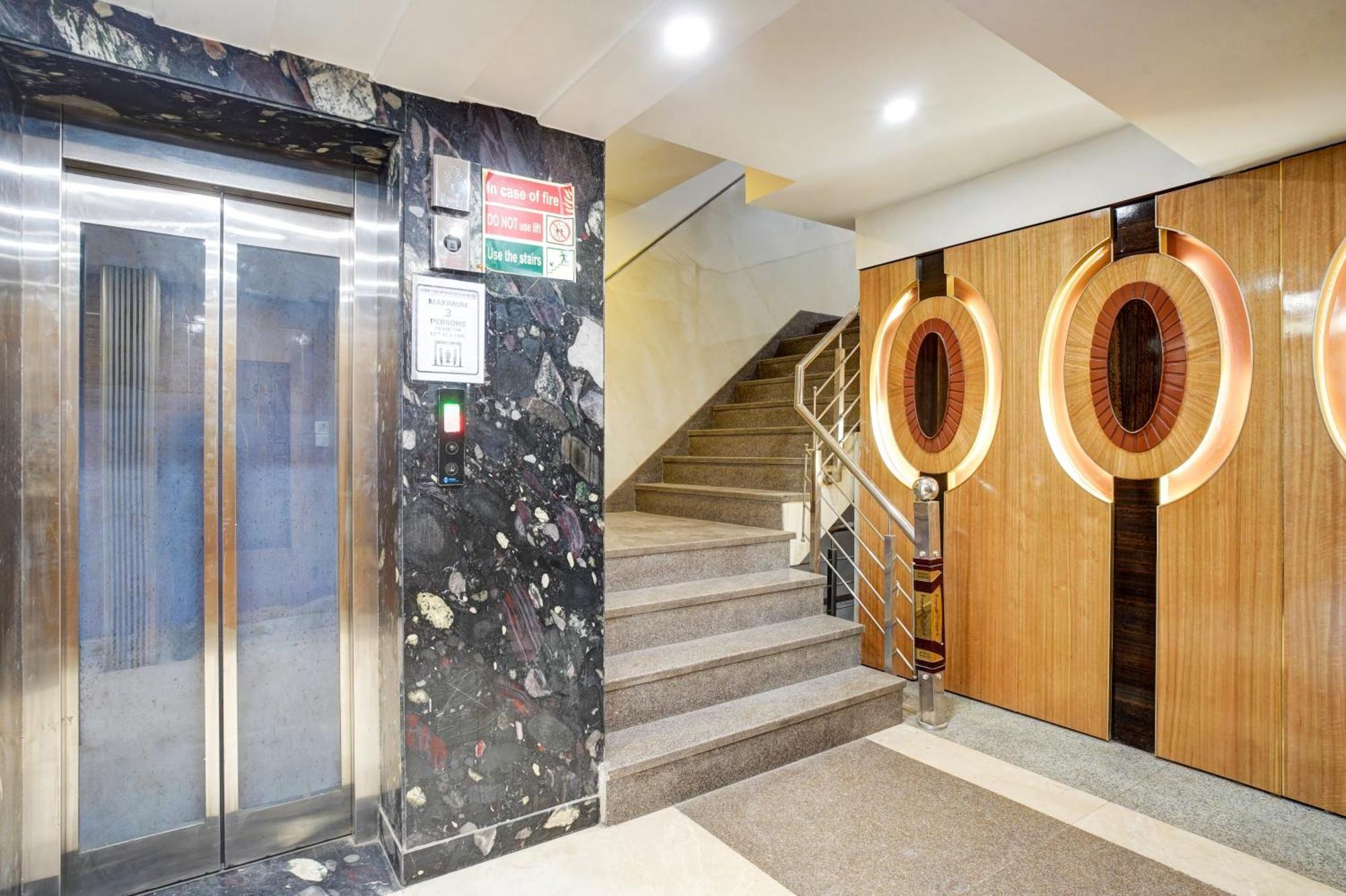 Hotel Just Renovated - Krishna Palace With Parking & Only 2 Mins Walk From Metro 4*