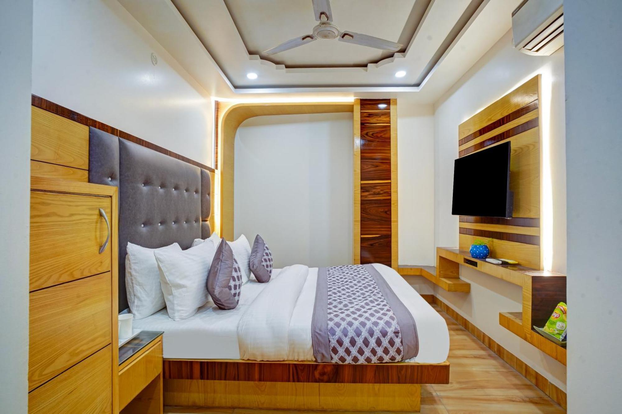 Hotel Just Renovated - Krishna Palace With Parking & Only 2 Mins Walk From Metro New Delhi