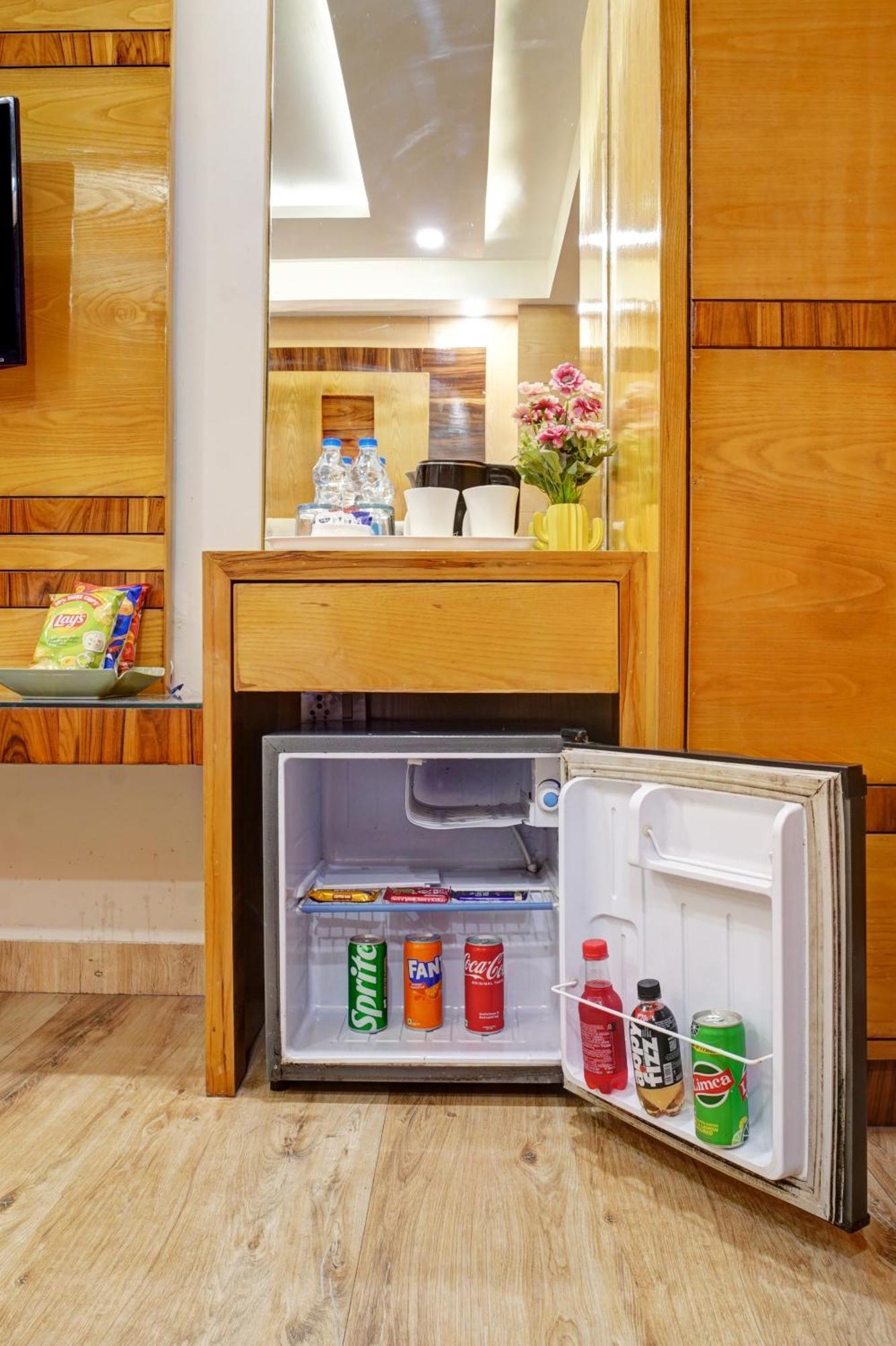 Hotel Just Renovated - Krishna Palace With Parking & Only 2 Mins Walk From Metro New Delhi