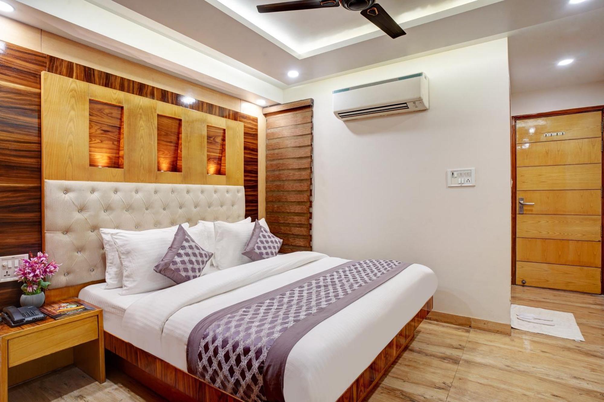 Hotel Just Renovated - Krishna Palace With Parking & Only 2 Mins Walk From Metro New Delhi