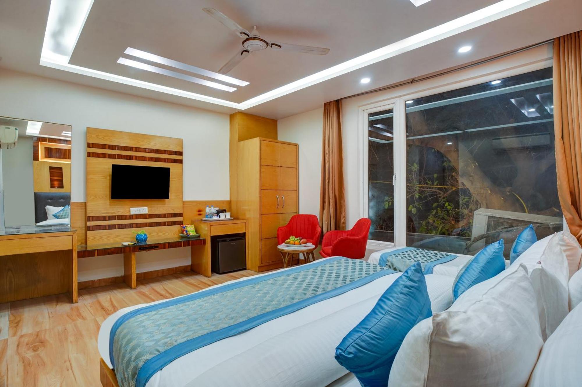 Hotel Just Renovated - Krishna Palace With Parking & Only 2 Mins Walk From Metro