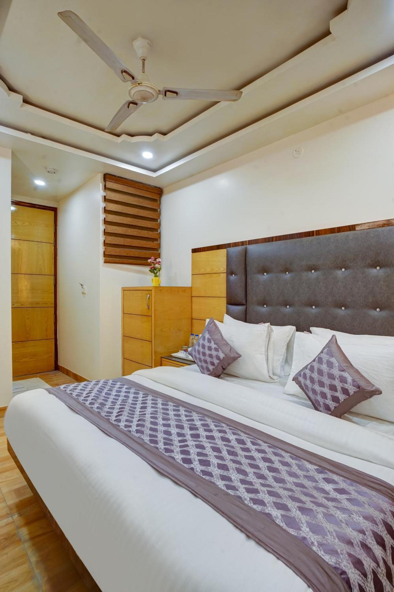 Just Renovated - Krishna Palace With Parking & Only 2 Mins Walk From Metro Hotel 4*