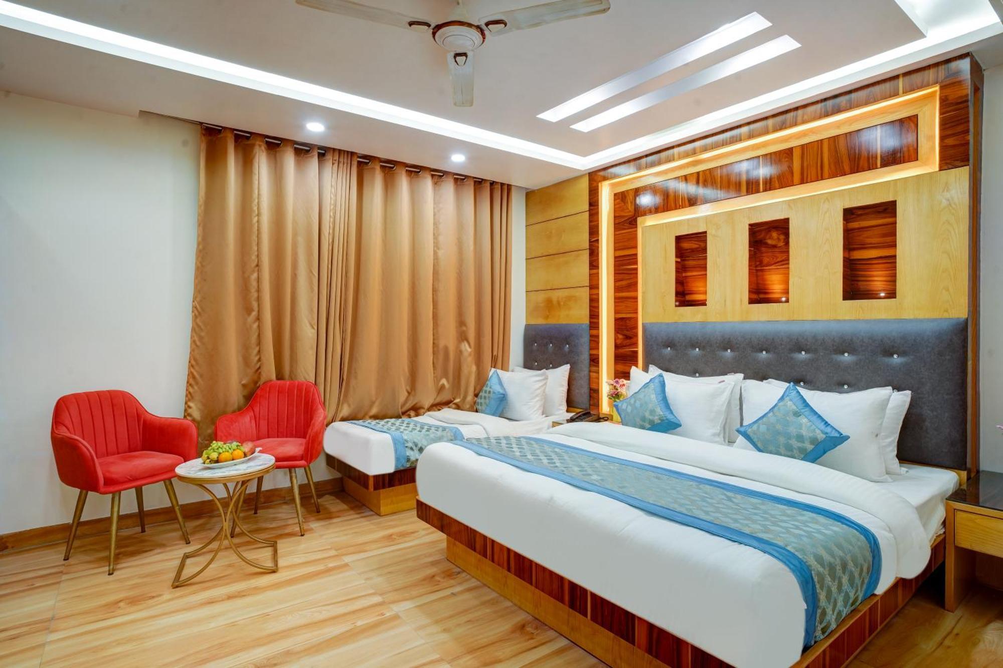 Hotel Just Renovated - Krishna Palace With Parking & Only 2 Mins Walk From Metro 4*