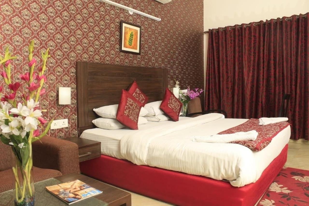 Jashn Near Apollo Hospital Hotel New Delhi