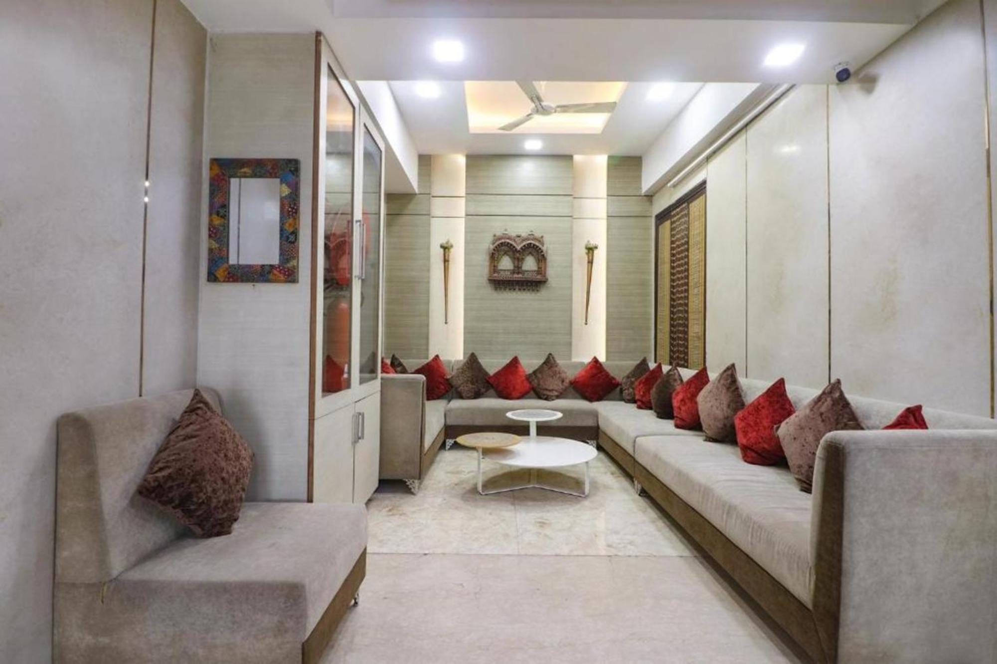 Hotel Lavish By Qotel Rajouri Garden 3*