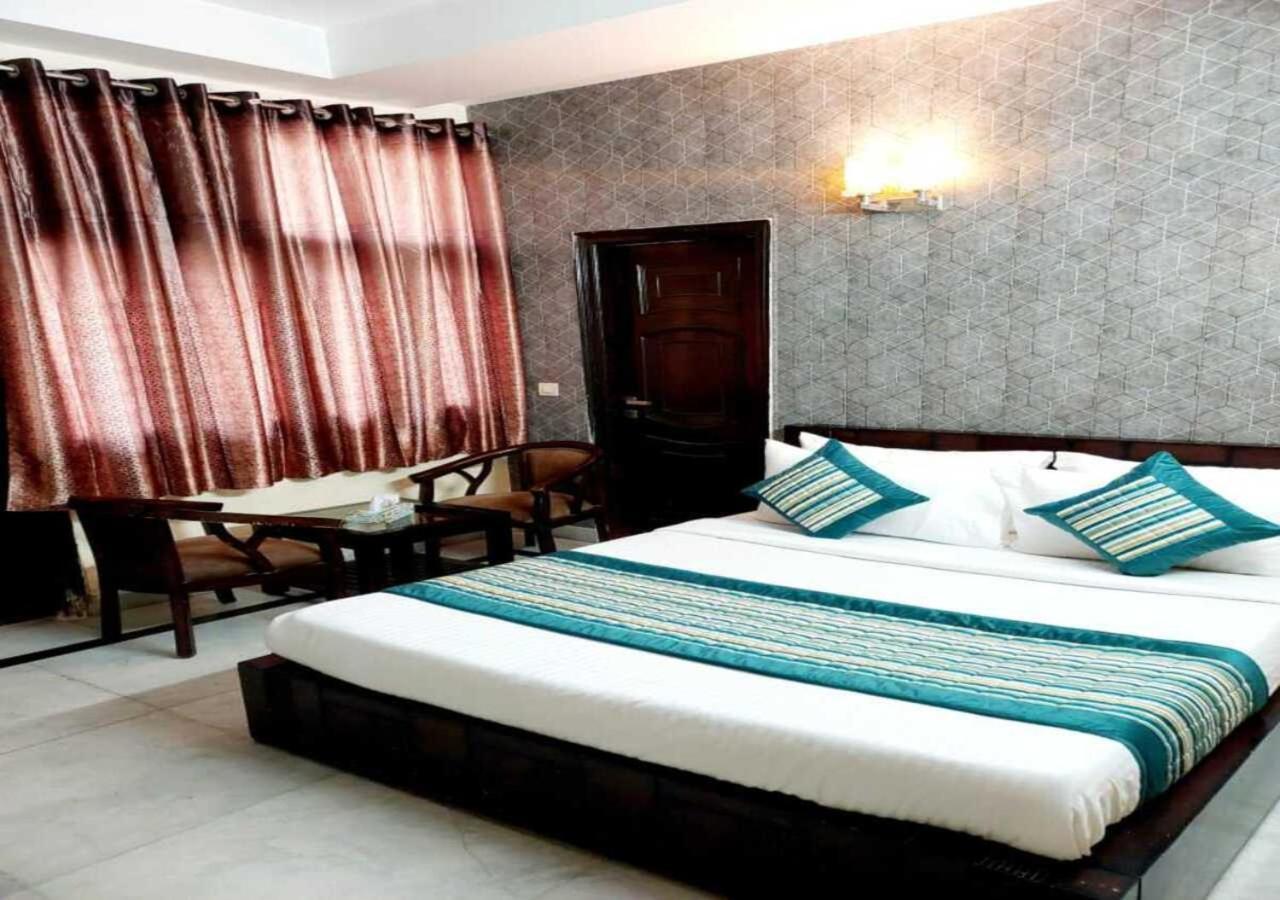 Khusbu Residency, Park Market