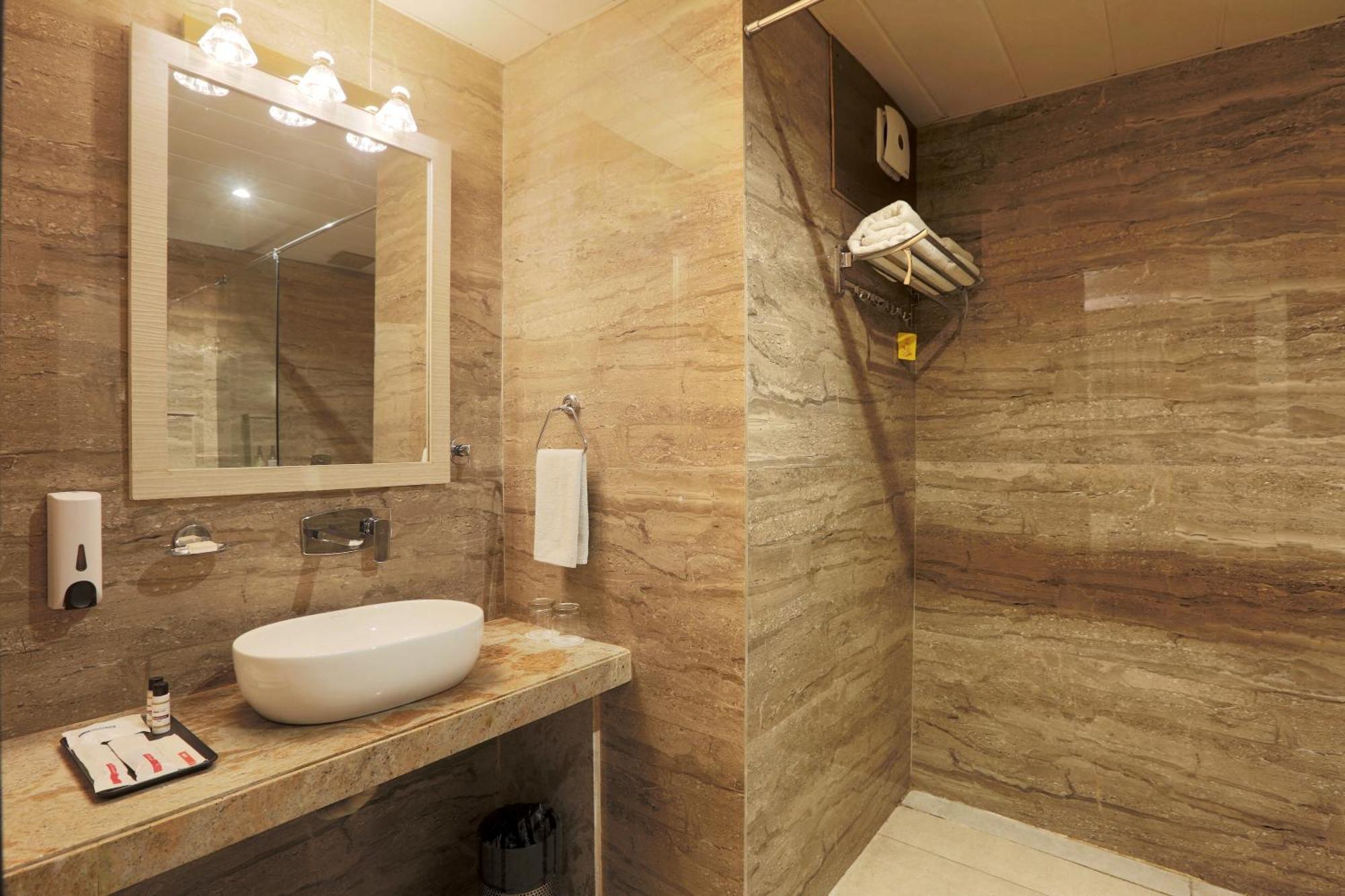 Hotel Suryaa Palace By East End Delhi Airport