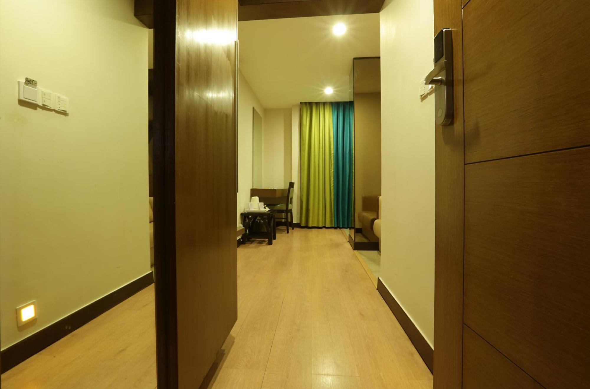 Hotel Suryaa Palace By East End Delhi Airport