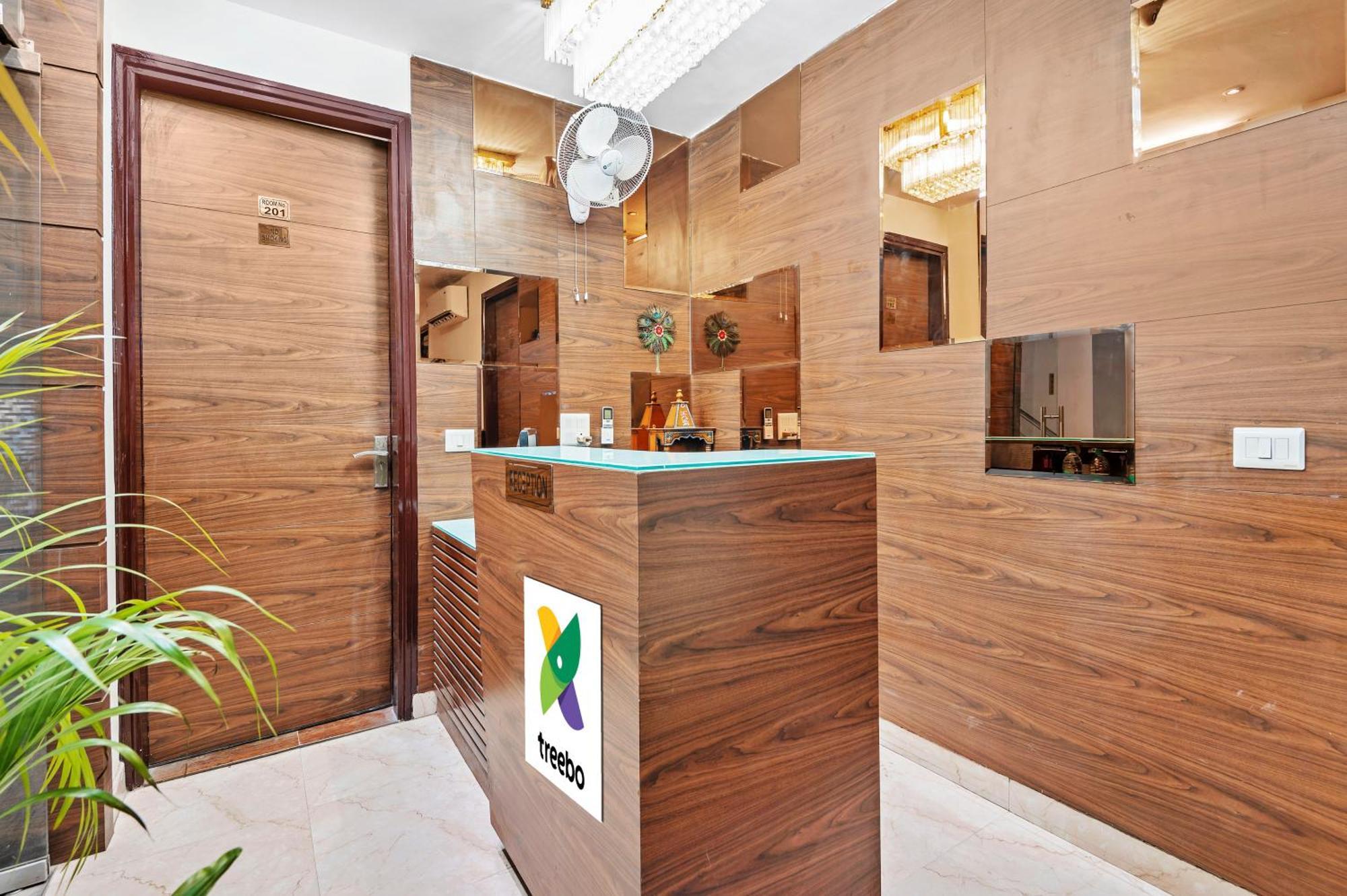Treebo Elegant Palace Hotel 3*