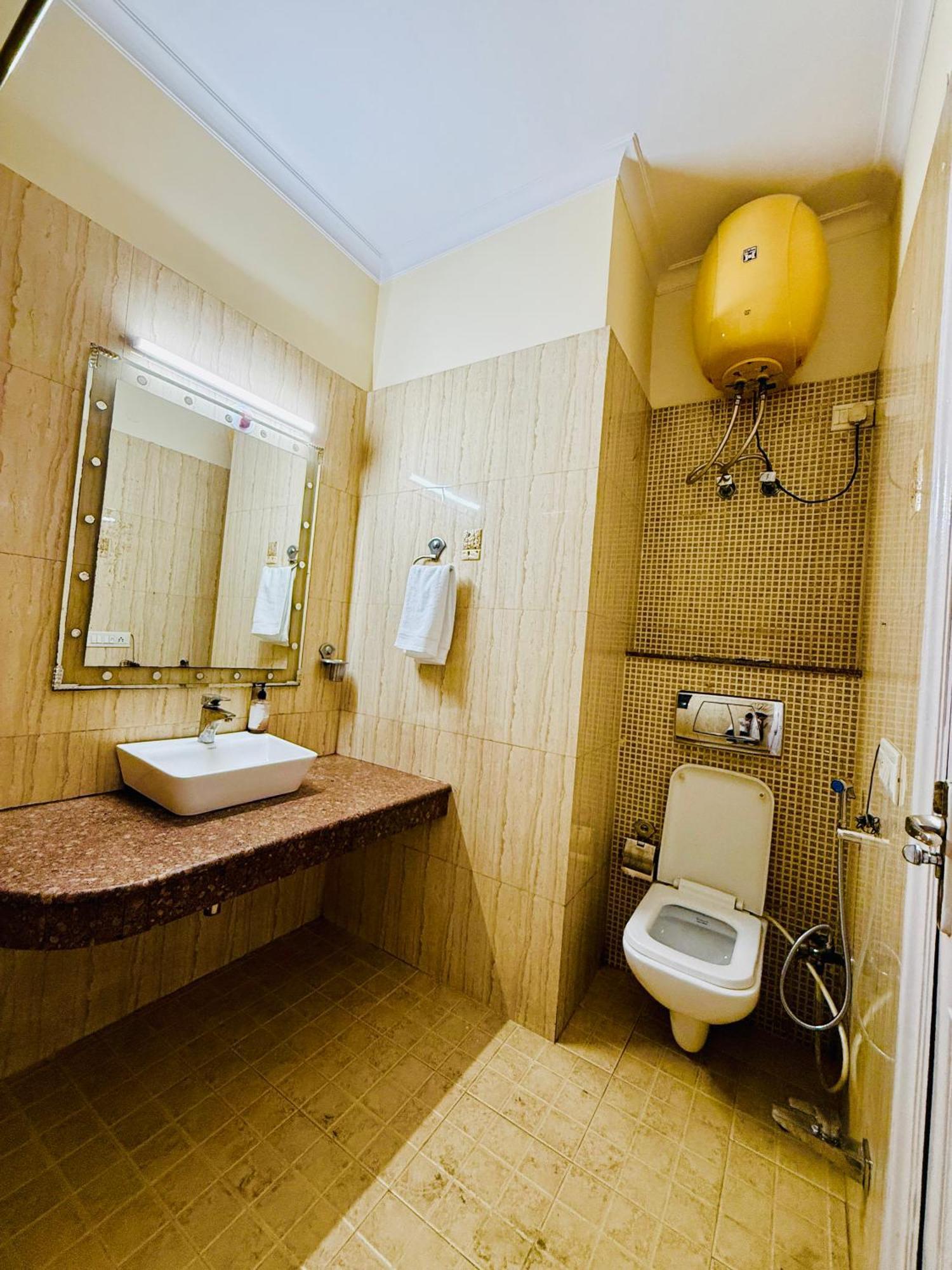 The Luxe Jpm Bed & Breakfast