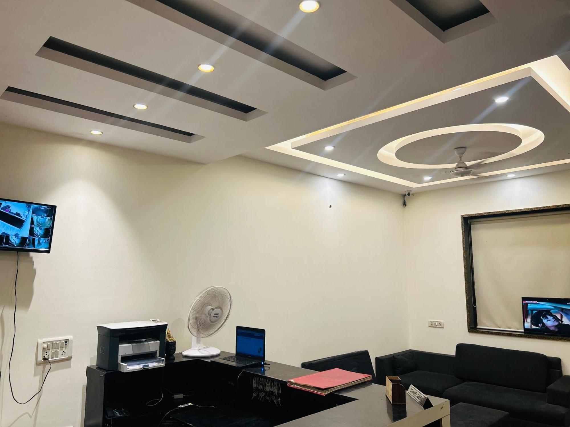 Aerocity Golden Guest house *