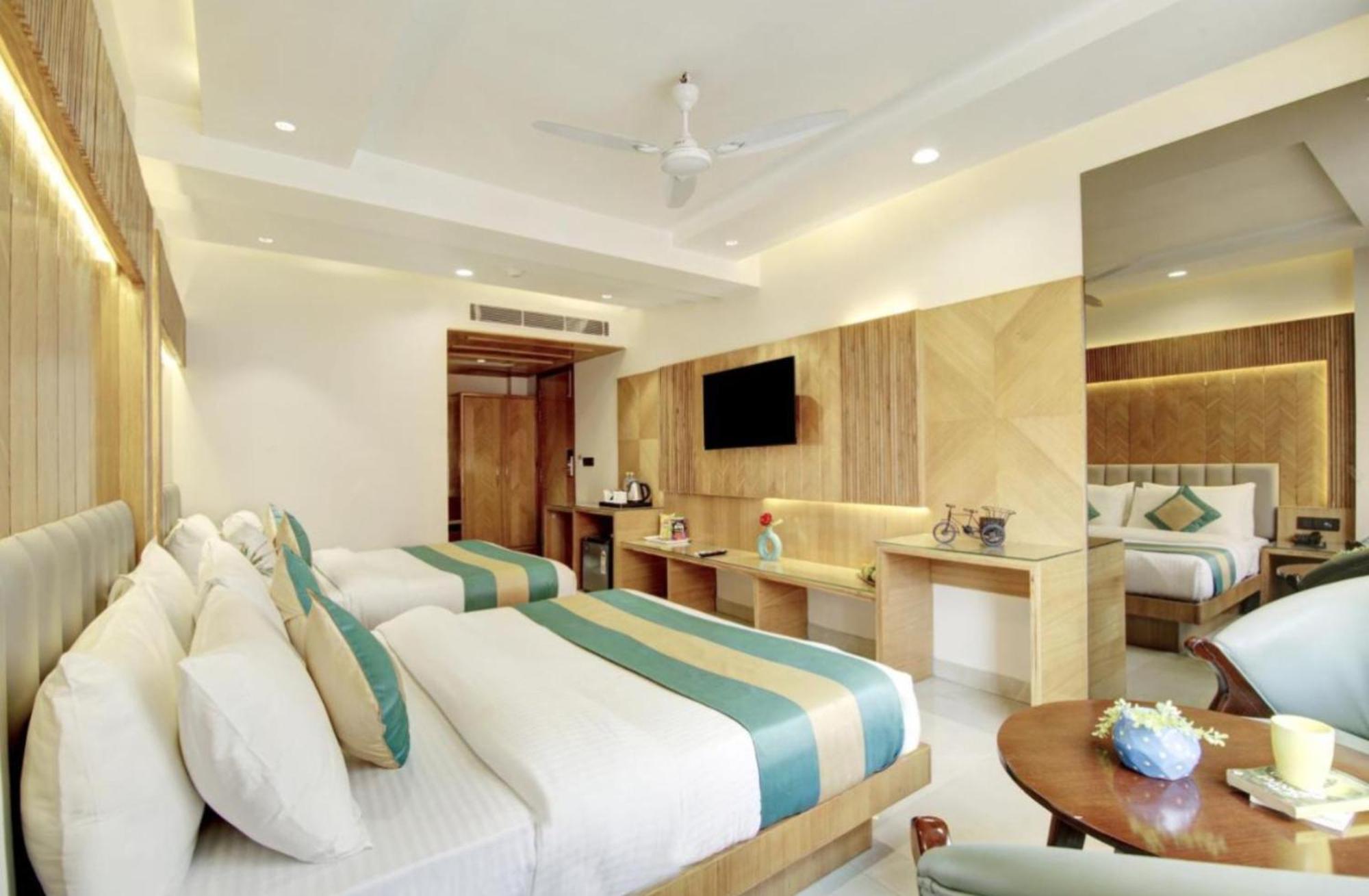 Hotel Platinum With Free Pickup-delhi Airport 4*