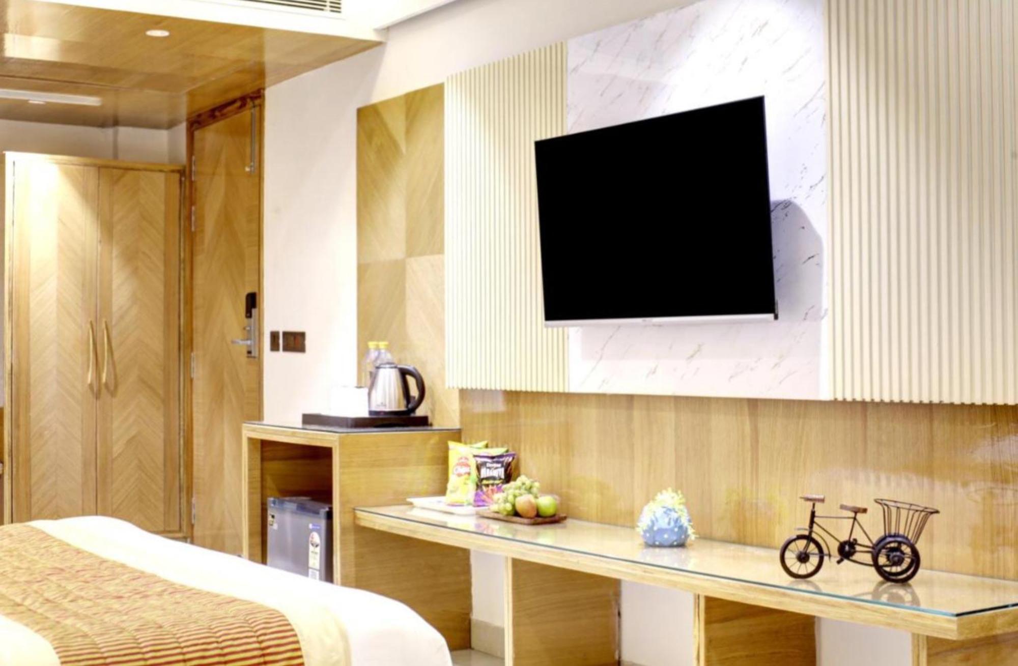 Platinum With Free Pickup-delhi Airport Hotel New Delhi