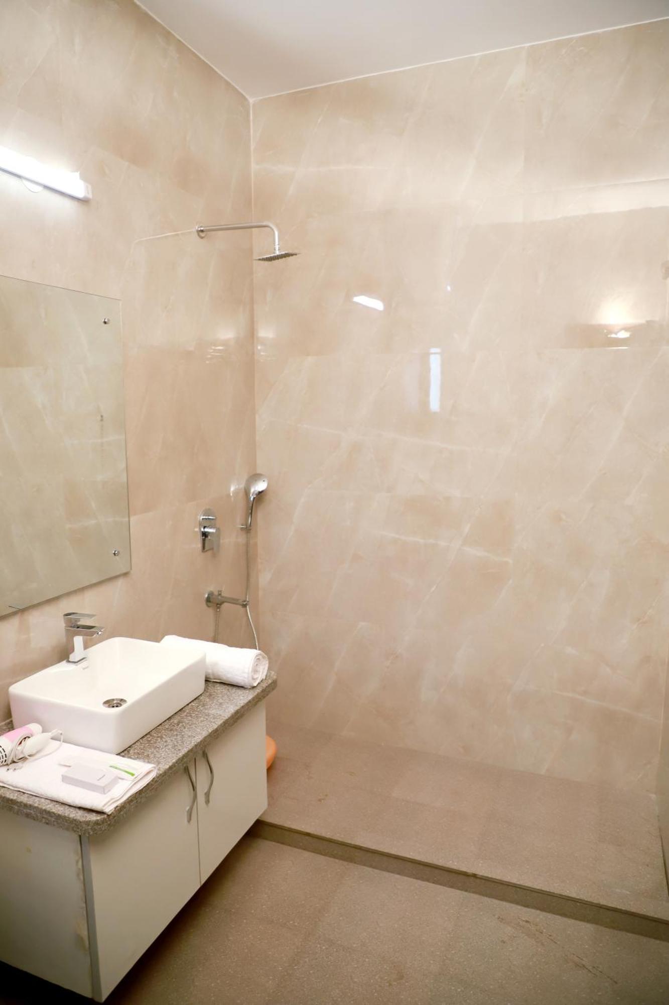 Apartment Fortune Service 3bhk,e-28, Saket 2b
