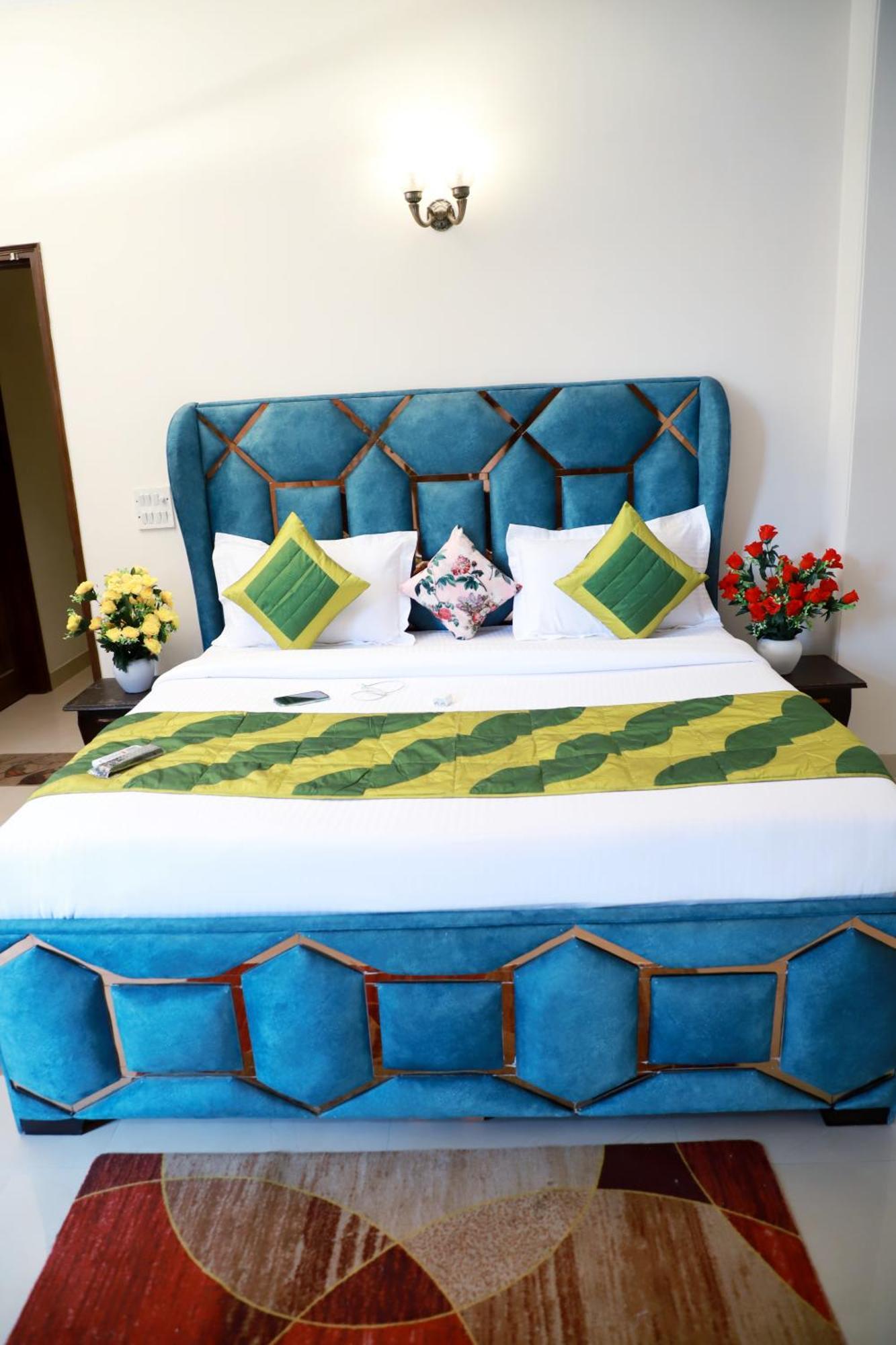 Fortune Service 3bhk,e-28, Saket 2b Apartment New Delhi
