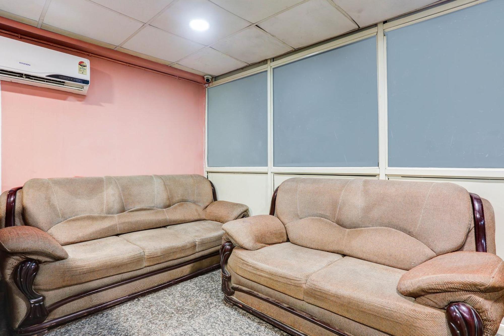Super O Rohini Sector 20 Formerly Yellow Saffron Hotel 3*