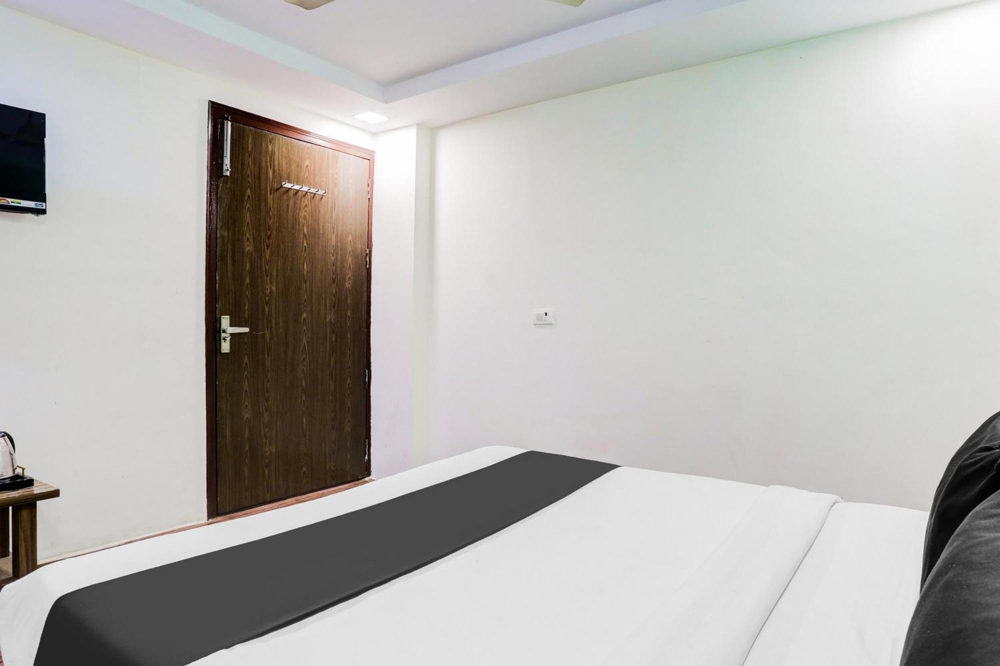 Super O Rohini Sector 20 Formerly Yellow Saffron Hotel