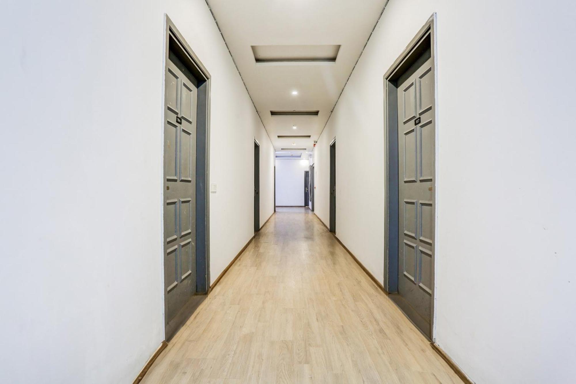 Super Townhouse Rohini Sector 23 4*