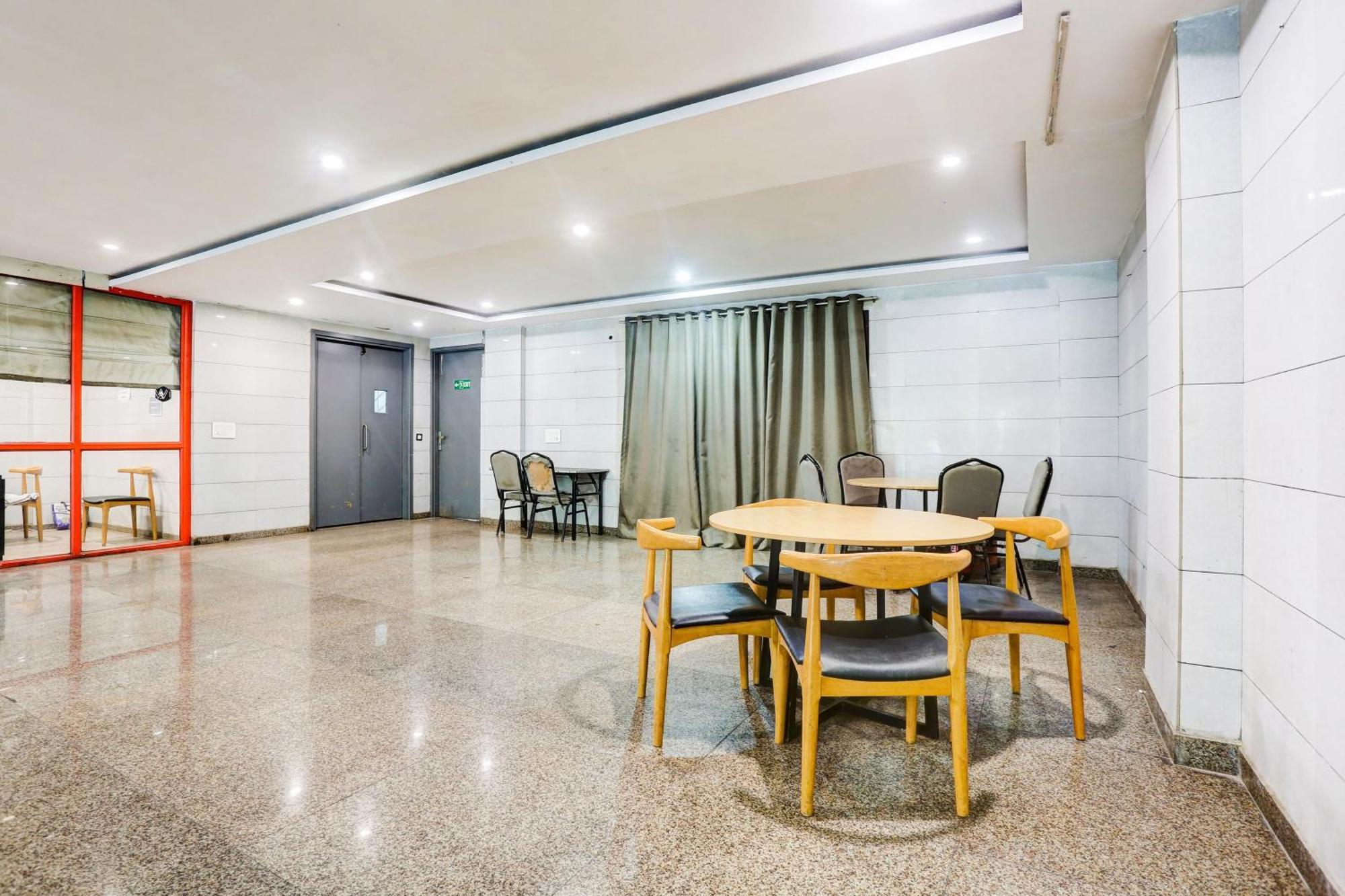 Super Townhouse Rohini Sector 23 4*