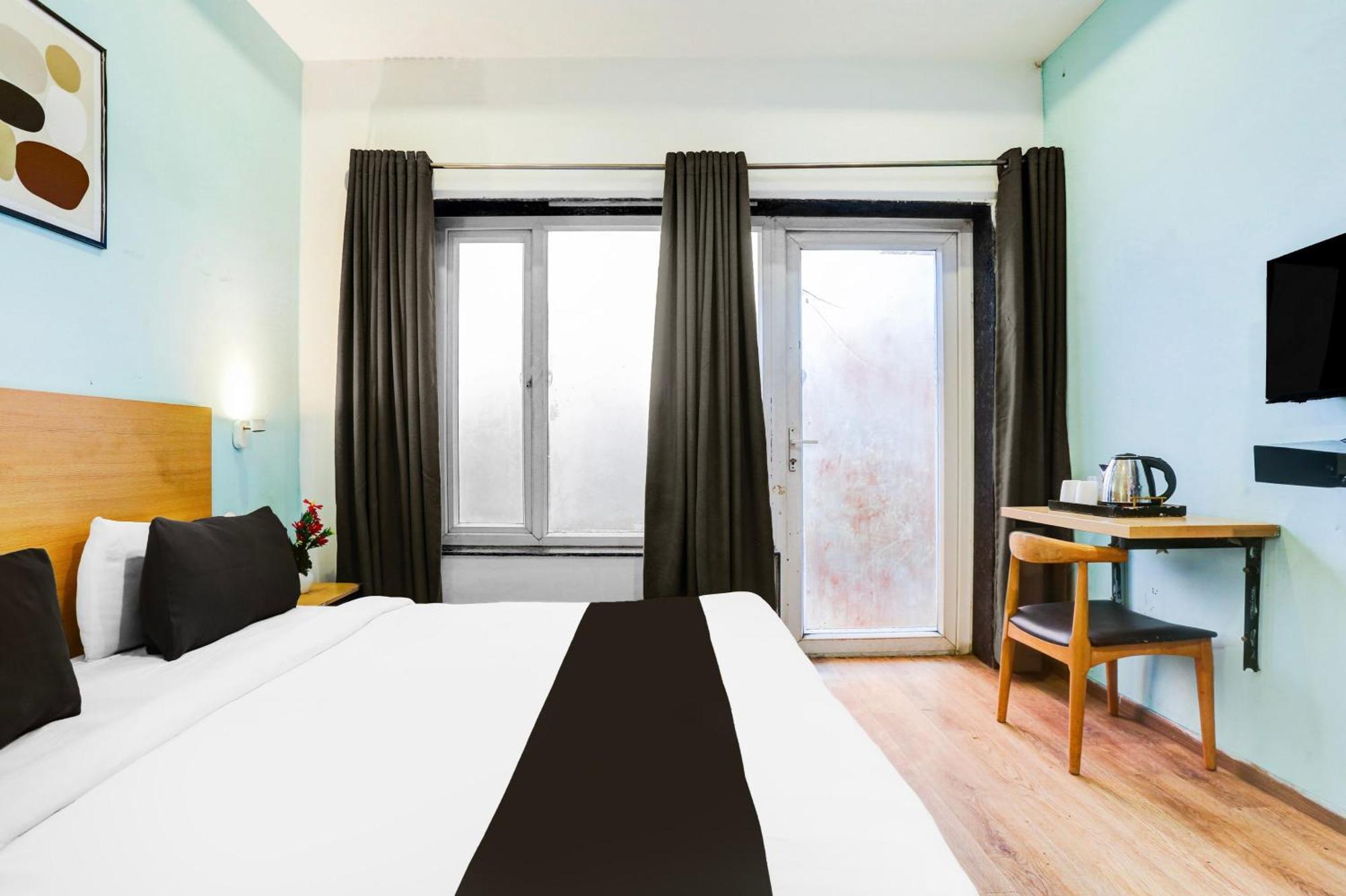 Super Townhouse Rohini Sector 23 4*