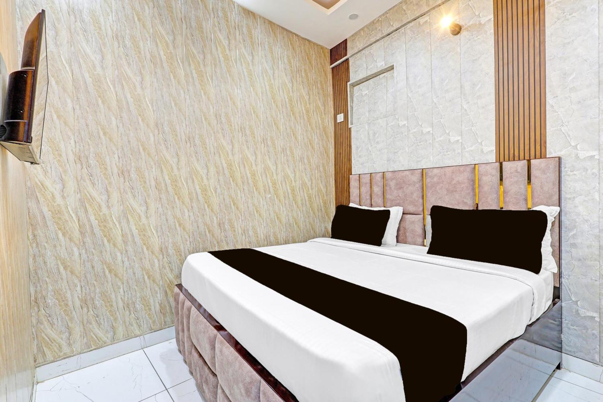 Hotel O Crown New Delhi