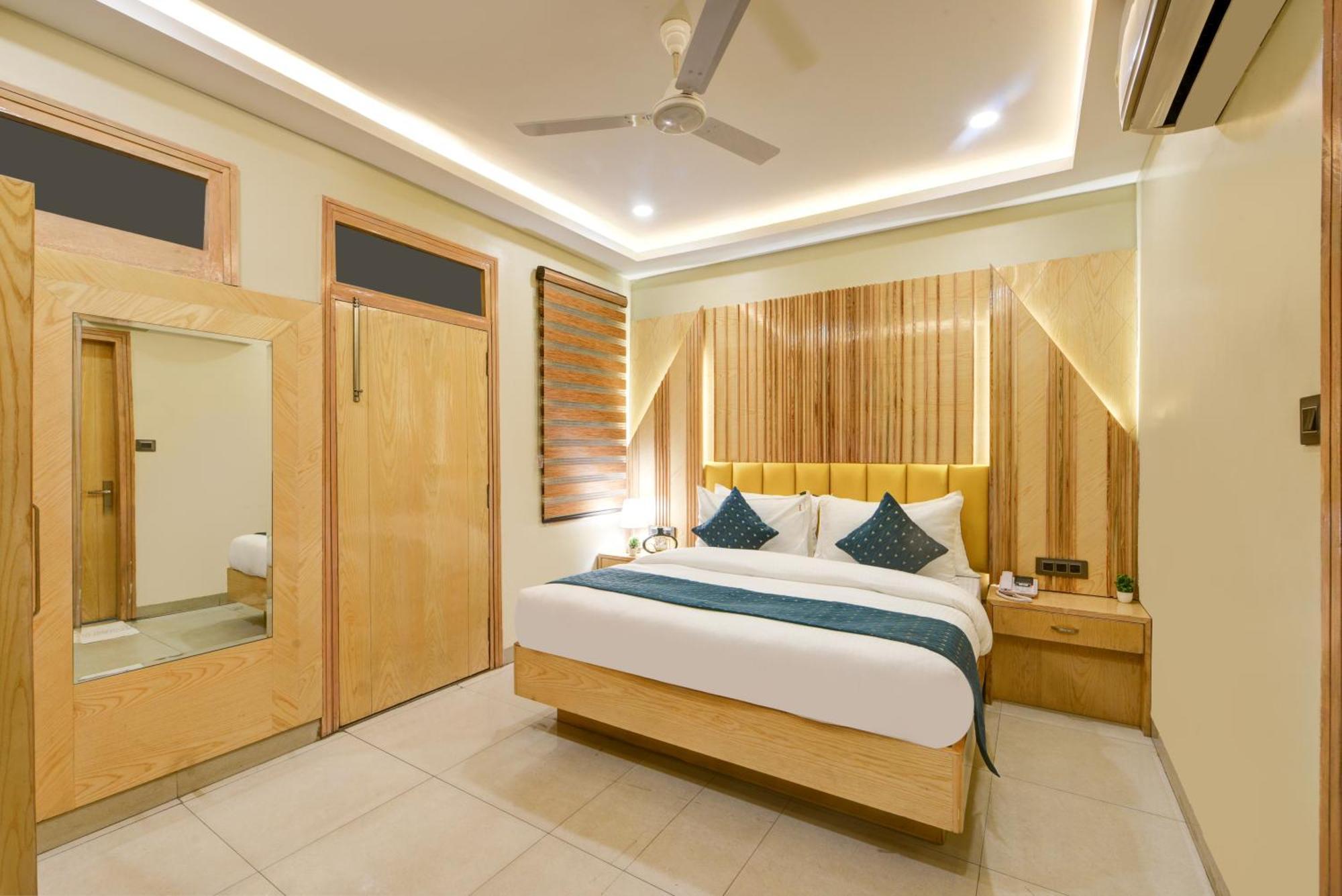 Hotel New Frontier - 2 Mins From Old Railway Station & Chandni Chowk Delhi (National Capital Territory of India)