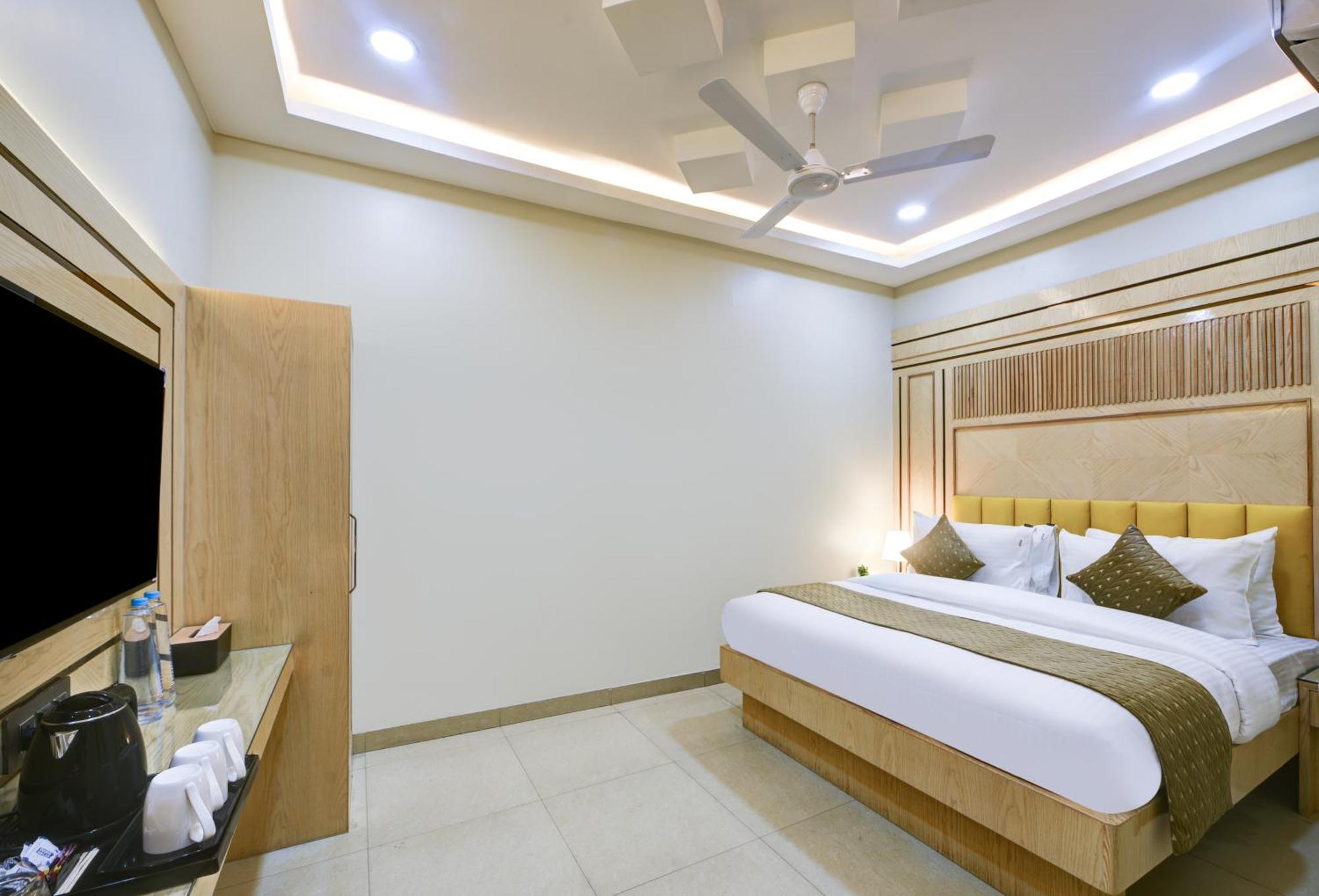 Hotel New Frontier - 2 Mins From Old Railway Station & Chandni Chowk Delhi (National Capital Territory of India)