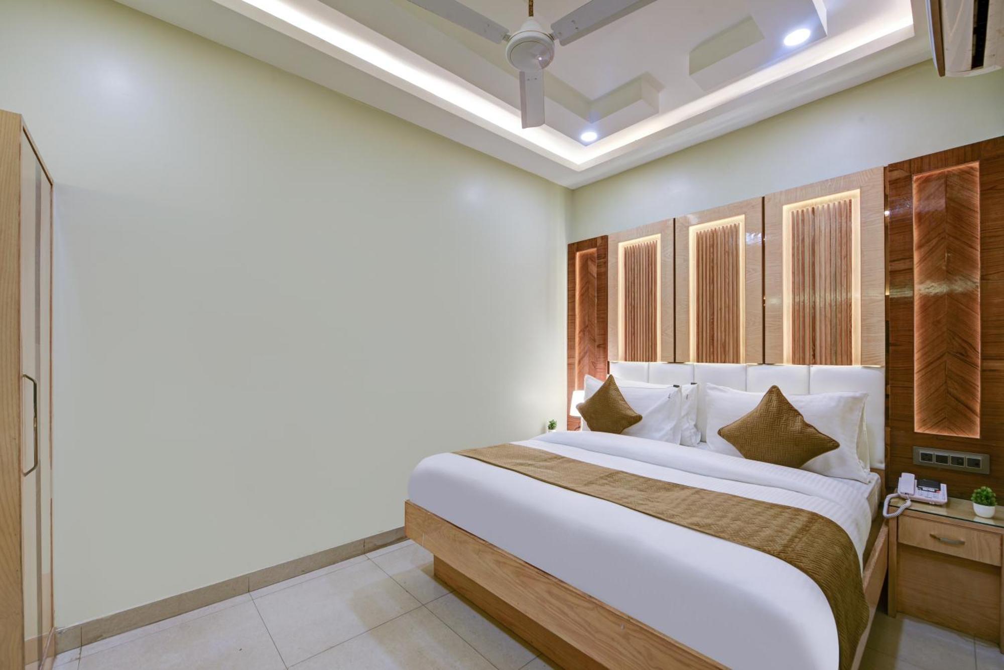Hotel New Frontier - 2 Mins From Old Railway Station & Chandni Chowk Delhi (National Capital Territory of India)