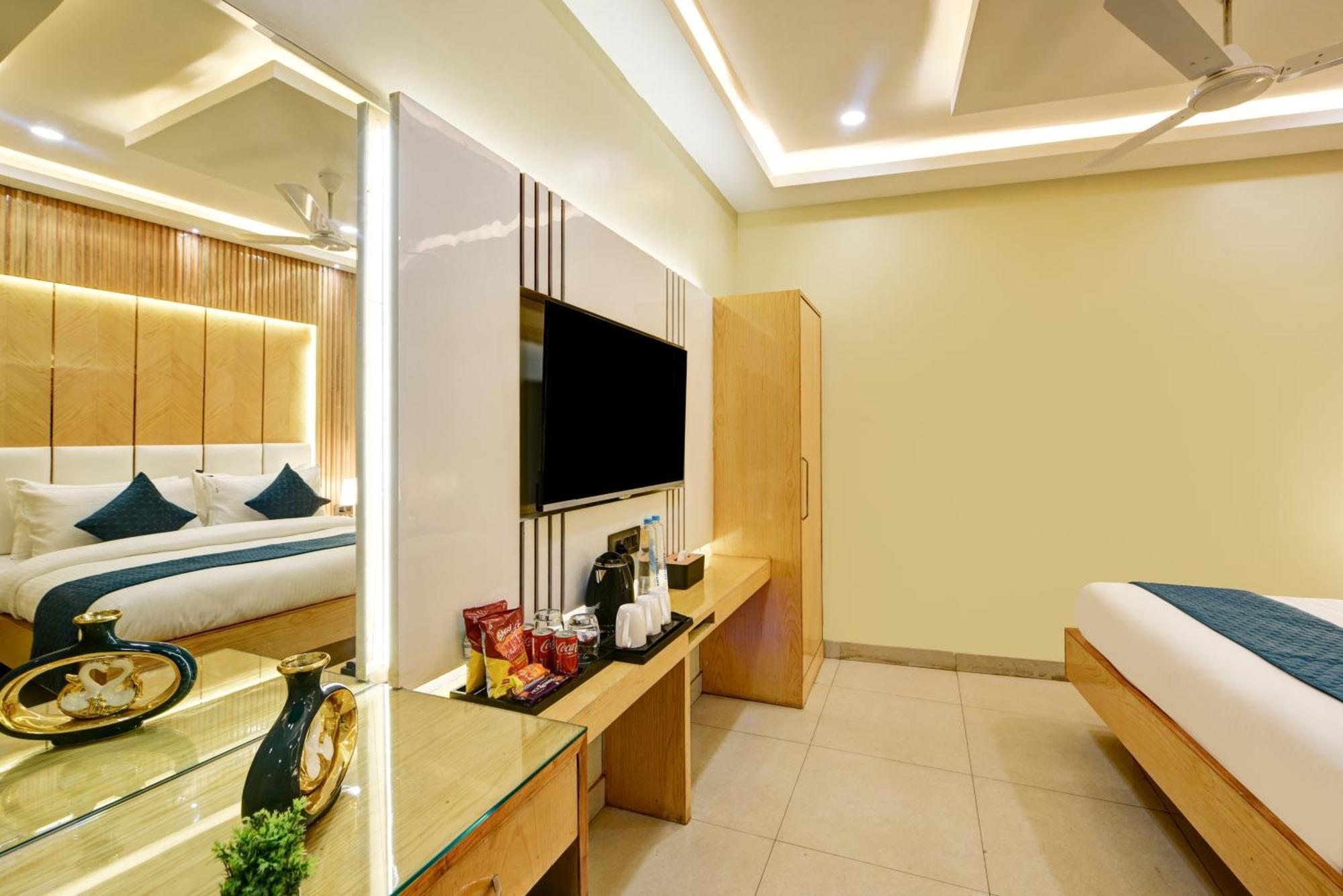 Hotel New Frontier - 2 Mins From Old Railway Station & Chandni Chowk Delhi (National Capital Territory of India)