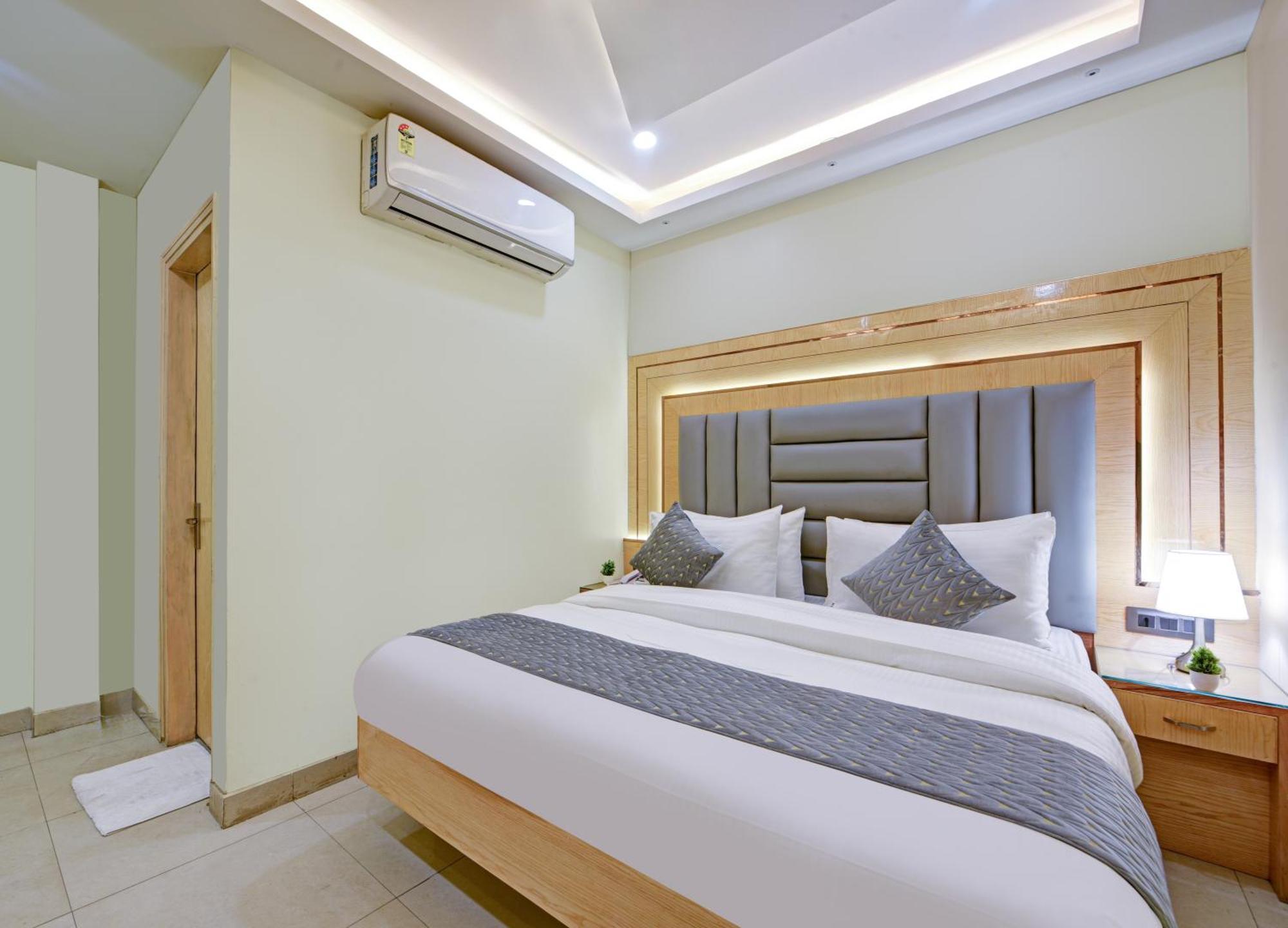 Hotel New Frontier - 2 Mins From Old Railway Station & Chandni Chowk Delhi (National Capital Territory of India)