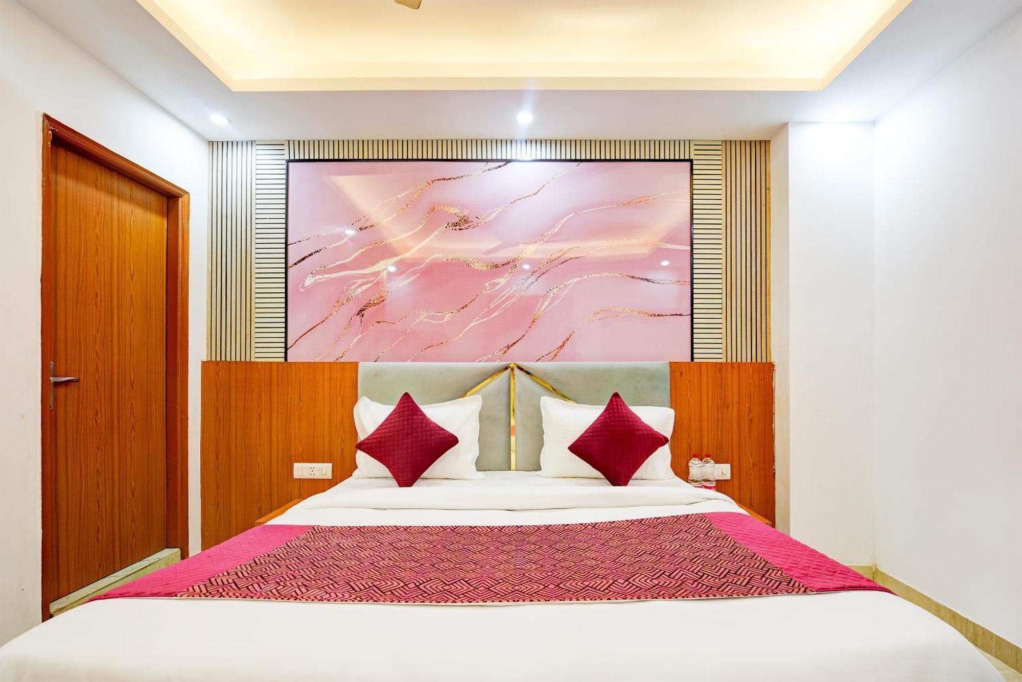 Hotel Galaxy Near Delhi Airport 3*