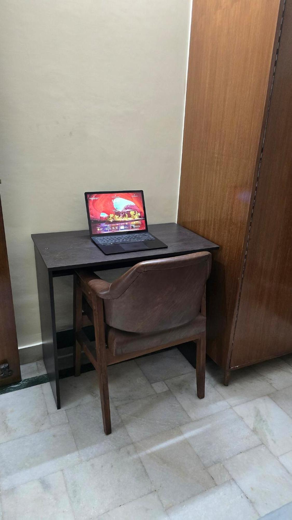 Urban Haven Private Floor Cr Park Gk2 * New Delhi